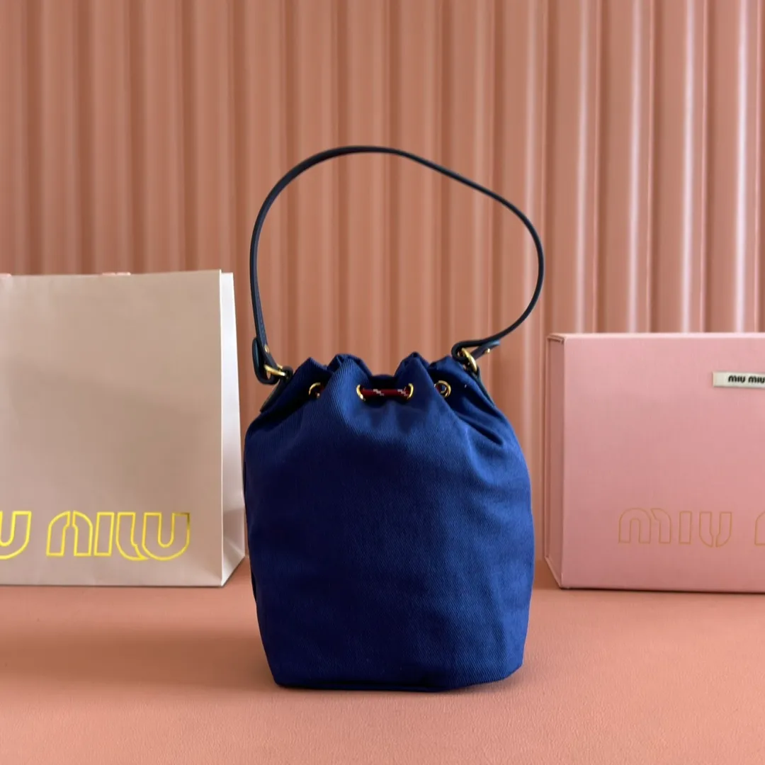 p960💋💋💋 [Configured with full package at the counter] 5NR038, new canvas bucket bag, made of twill waterproof canvas fabric, high-end and practical texture, iconic embroidered micro-label on the front, unique colorful woven drawstring at the bag mouth, the absolute best value for money, can be carried by hand or under the armpit, and you can also wear it with a shoulder strap according to your personal preference, casual and versatile, forged lining, ultra-light, excellent capacity Dimensions: 16 X22.5 X10.5 cm