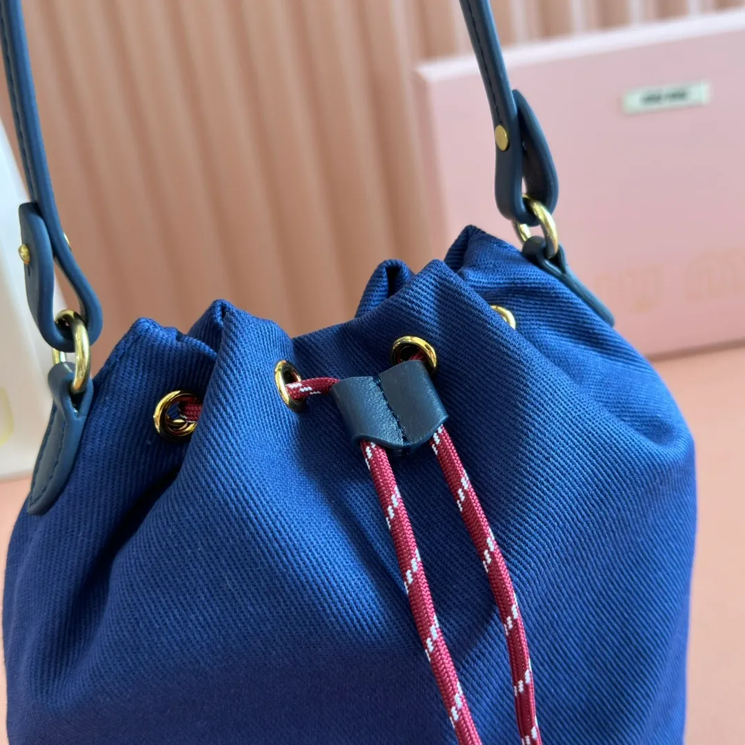 p960💋💋💋 [Configured with full package at the counter] 5NR038, new canvas bucket bag, made of twill waterproof canvas fabric, high-end and practical texture, iconic embroidered micro-label on the front, unique colorful woven drawstring at the bag mouth, the absolute best value for money, can be carried by hand or under the armpit, and you can also wear it with a shoulder strap according to your personal preference, casual and versatile, forged lining, ultra-light, excellent capacity Dimensions: 16 X22.5 X10.5 cm