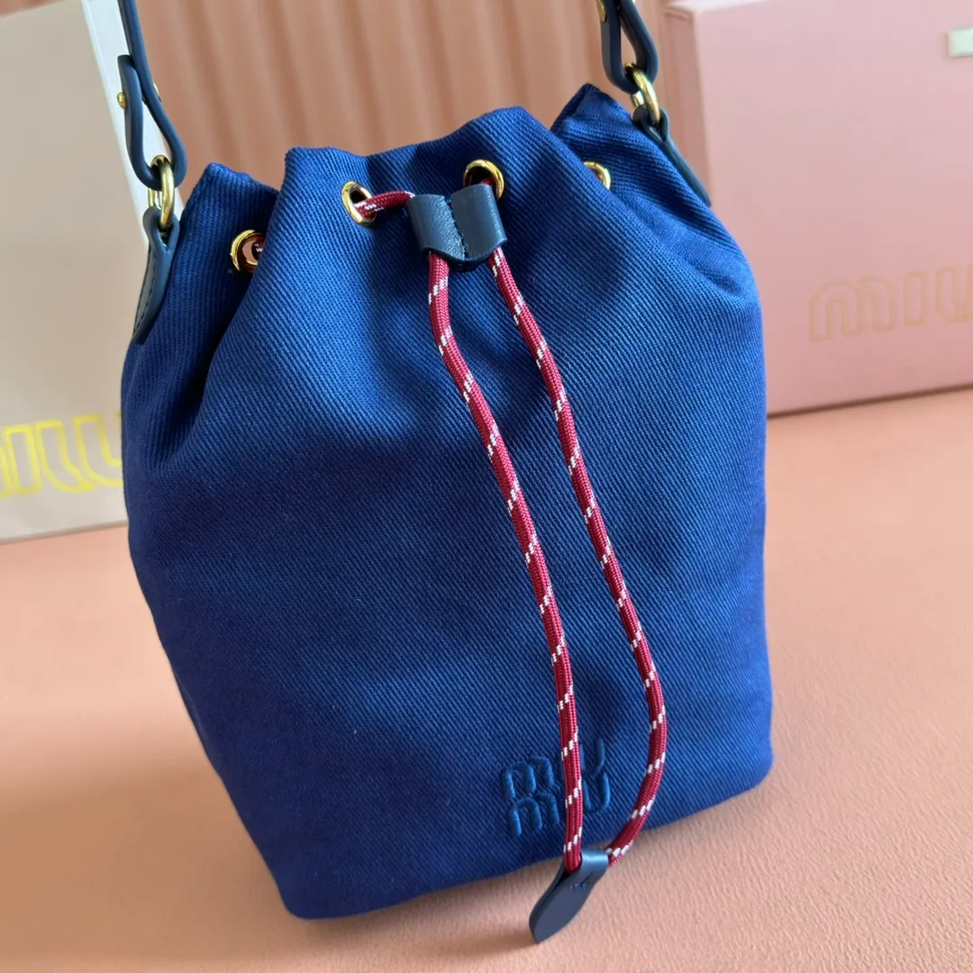 p960💋💋💋 [Configured with full package at the counter] 5NR038, new canvas bucket bag, made of twill waterproof canvas fabric, high-end and practical texture, iconic embroidered micro-label on the front, unique colorful woven drawstring at the bag mouth, the absolute best value for money, can be carried by hand or under the armpit, and you can also wear it with a shoulder strap according to your personal preference, casual and versatile, forged lining, ultra-light, excellent capacity Dimensions: 16 X22.5 X10.5 cm
