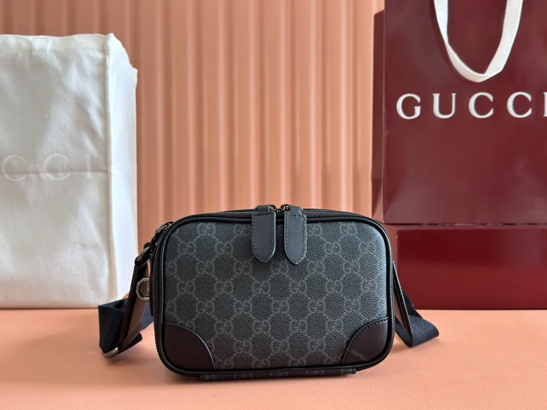 p1180💋💋💋【Full set of packaging at the counter】The GG Emblem series reinterprets classic patterns with creative design and innovative functions, creating a treasured choice for years to come. This ultra-mini handbag is crafted from black fabric with a new GG monogram pattern and is a new interpretation of the new accessories series. Black new GG monogram coated fabric Black leather piping Cotton and linen blend and moiré fabric lining Interior: 3 card compartments and 2 zippered compartments Adjustable canvas shoulder strap (55cm high) Zip closure Weight: approx. 398g Model number: 821217 Dimensions: 19cm (W) x 12.5cm (H) x 7cm (D) Color: Gram/original leather. Made in Italy