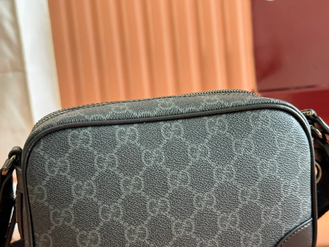 p1180💋💋💋【Full set of packaging at the counter】The GG Emblem series reinterprets classic patterns with creative design and innovative functions, creating a treasured choice for years to come. This ultra-mini handbag is crafted from black fabric with a new GG monogram pattern and is a new interpretation of the new accessories series. Black new GG monogram coated fabric Black leather piping Cotton and linen blend and moiré fabric lining Interior: 3 card compartments and 2 zippered compartments Adjustable canvas shoulder strap (55cm high) Zip closure Weight: approx. 398g Model number: 821217 Dimensions: 19cm (W) x 12.5cm (H) x 7cm (D) Color: Gram/original leather. Made in Italy