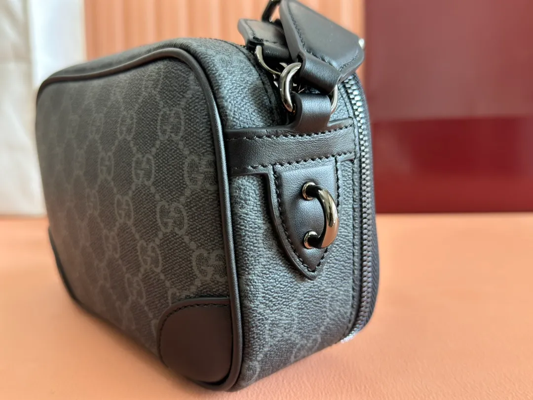 p1180💋💋💋【Full set of packaging at the counter】The GG Emblem series reinterprets classic patterns with creative design and innovative functions, creating a treasured choice for years to come. This ultra-mini handbag is crafted from black fabric with a new GG monogram pattern and is a new interpretation of the new accessories series. Black new GG monogram coated fabric Black leather piping Cotton and linen blend and moiré fabric lining Interior: 3 card compartments and 2 zippered compartments Adjustable canvas shoulder strap (55cm high) Zip closure Weight: approx. 398g Model number: 821217 Dimensions: 19cm (W) x 12.5cm (H) x 7cm (D) Color: Gram/original leather. Made in Italy