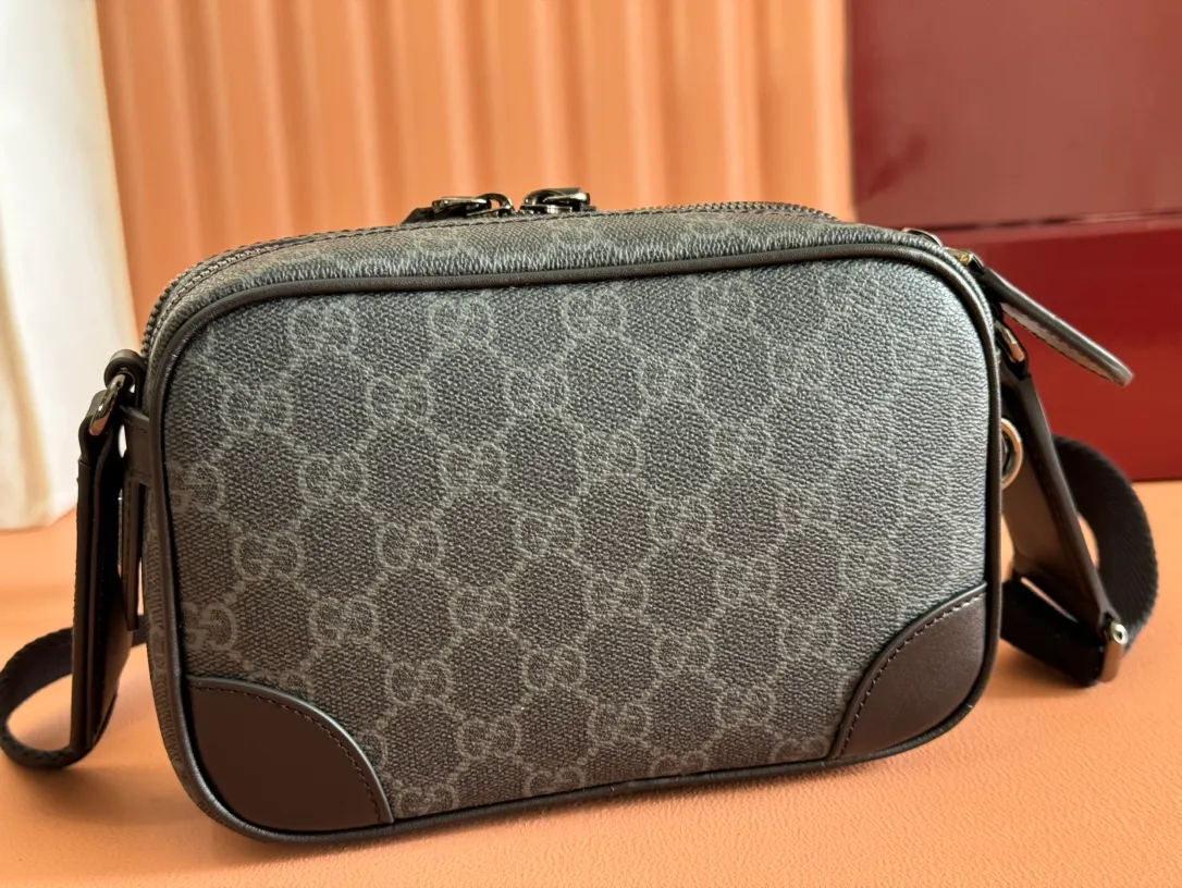 p1180💋💋💋【Full set of packaging at the counter】The GG Emblem series reinterprets classic patterns with creative design and innovative functions, creating a treasured choice for years to come. This ultra-mini handbag is crafted from black fabric with a new GG monogram pattern and is a new interpretation of the new accessories series. Black new GG monogram coated fabric Black leather piping Cotton and linen blend and moiré fabric lining Interior: 3 card compartments and 2 zippered compartments Adjustable canvas shoulder strap (55cm high) Zip closure Weight: approx. 398g Model number: 821217 Dimensions: 19cm (W) x 12.5cm (H) x 7cm (D) Color: Gram/original leather. Made in Italy