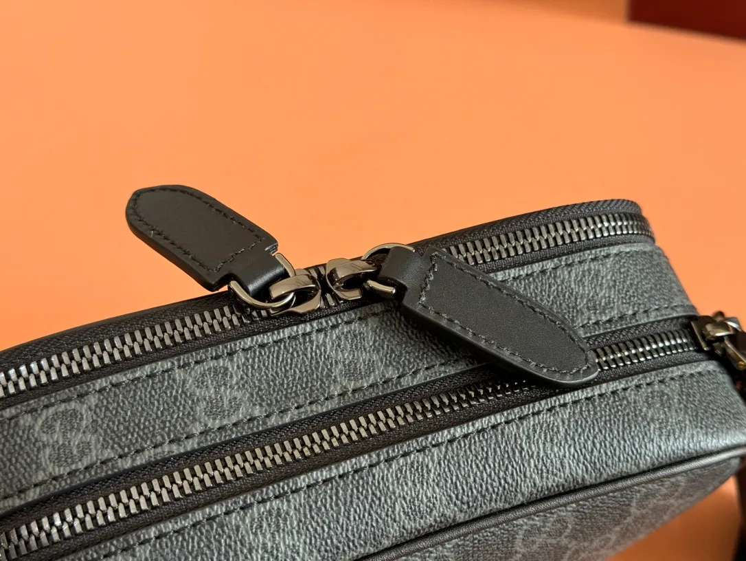 p1180💋💋💋【Full set of packaging at the counter】The GG Emblem series reinterprets classic patterns with creative design and innovative functions, creating a treasured choice for years to come. This ultra-mini handbag is crafted from black fabric with a new GG monogram pattern and is a new interpretation of the new accessories series. Black new GG monogram coated fabric Black leather piping Cotton and linen blend and moiré fabric lining Interior: 3 card compartments and 2 zippered compartments Adjustable canvas shoulder strap (55cm high) Zip closure Weight: approx. 398g Model number: 821217 Dimensions: 19cm (W) x 12.5cm (H) x 7cm (D) Color: Gram/original leather. Made in Italy