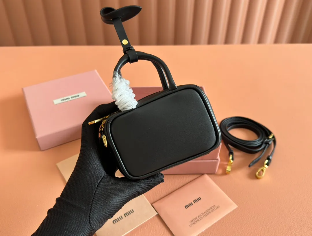 p800💋💋💋【Special grade hardware original leather】Imported cow leather pendant. This pendant can be decorated with other accessories and has a unique style. Decorated with an embossed logo for an added signature touch. - Lace-up closure - Zipper closure - Embossed letter logo - Lined Dimensions: w11×h7×d4cm Number: 5NR036