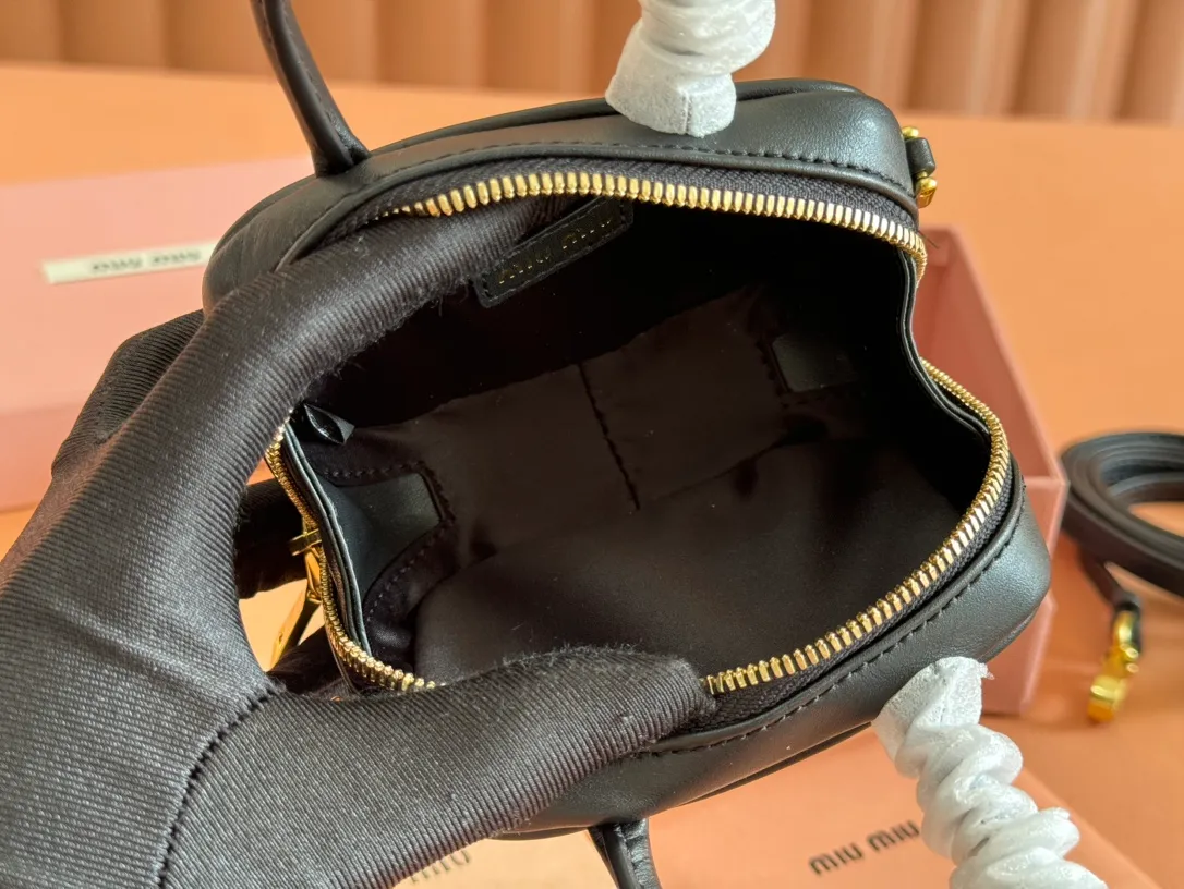 p800💋💋💋【Special grade hardware original leather】Imported cow leather pendant. This pendant can be decorated with other accessories and has a unique style. Decorated with an embossed logo for an added signature touch. - Lace-up closure - Zipper closure - Embossed letter logo - Lined Dimensions: w11×h7×d4cm Number: 5NR036