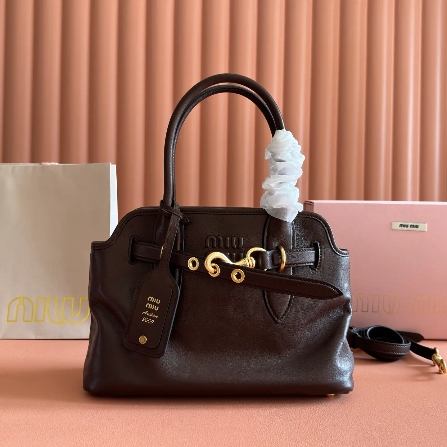 p1700💋💋💋【Configured with full counter packaging】Aventure bags show simple and casual charm. Reinterpreting classic lines, this soft Nappa variant displays a versatile and practical attitude, enhanced by refined and exclusive details. The adventure nappa leather handbag is inspired by the MIU archive design. The structure has been adjusted to make it lighter and has a new personality. It is decorated with an embossed letter logo to add a signature element. Antique gold hardware, linen blend lining, zipper pocket and patch pocket, long wrist suitable for use as a handbag or shoulder, 5ba292 size 22X 30X10cm