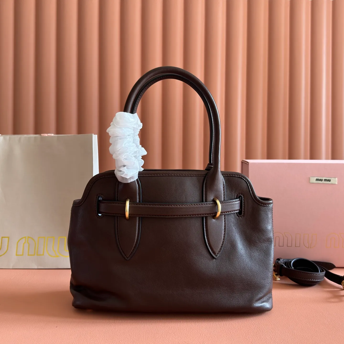 p1700💋💋💋【Configured with full counter packaging】Aventure bags show simple and casual charm. Reinterpreting classic lines, this soft Nappa variant displays a versatile and practical attitude, enhanced by refined and exclusive details. The adventure nappa leather handbag is inspired by the MIU archive design. The structure has been adjusted to make it lighter and has a new personality. It is decorated with an embossed letter logo to add a signature element. Antique gold hardware, linen blend lining, zipper pocket and patch pocket, long wrist suitable for use as a handbag or shoulder, 5ba292 size 22X 30X10cm