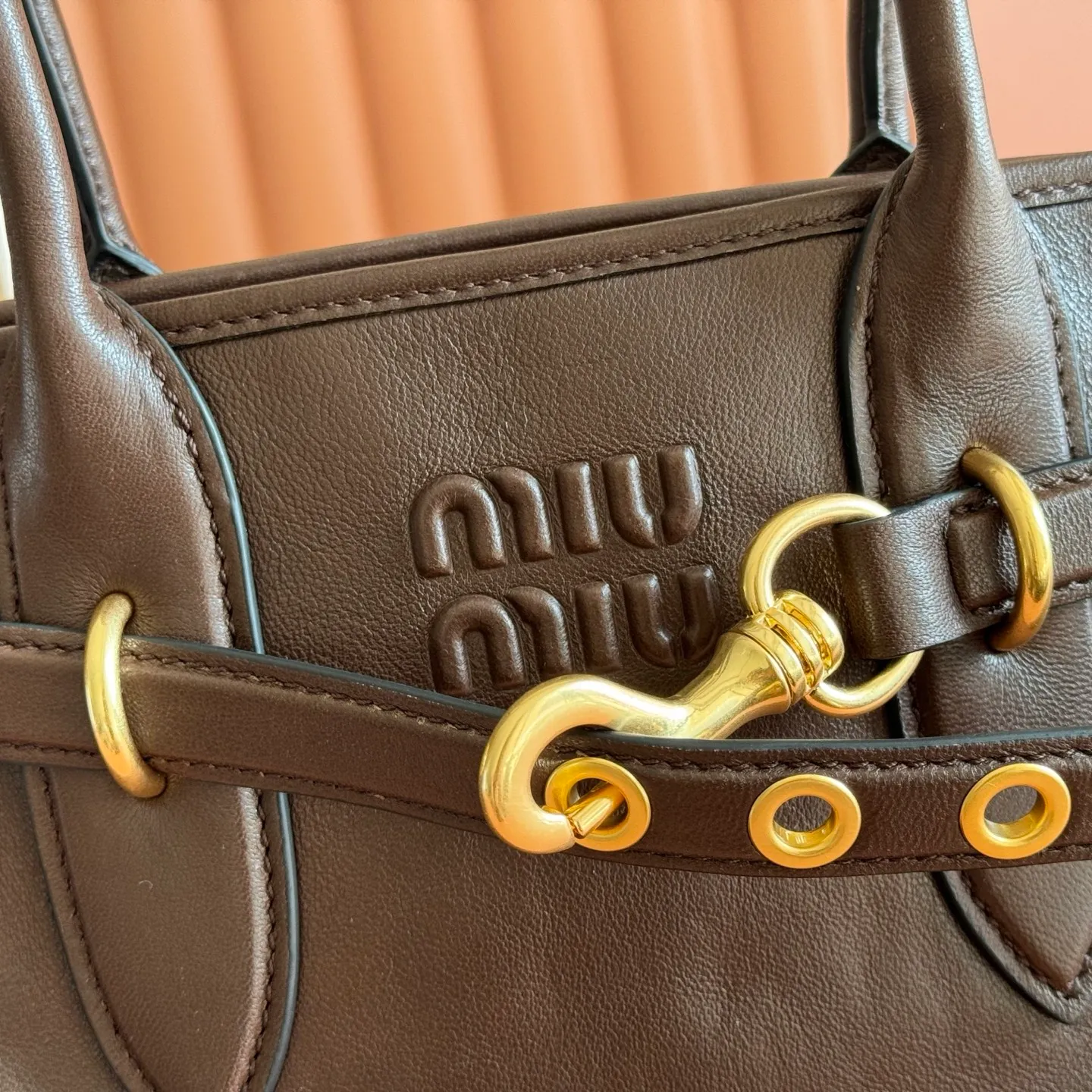 p1700💋💋💋【Configured with full counter packaging】Aventure bags show simple and casual charm. Reinterpreting classic lines, this soft Nappa variant displays a versatile and practical attitude, enhanced by refined and exclusive details. The adventure nappa leather handbag is inspired by the MIU archive design. The structure has been adjusted to make it lighter and has a new personality. It is decorated with an embossed letter logo to add a signature element. Antique gold hardware, linen blend lining, zipper pocket and patch pocket, long wrist suitable for use as a handbag or shoulder, 5ba292 size 22X 30X10cm