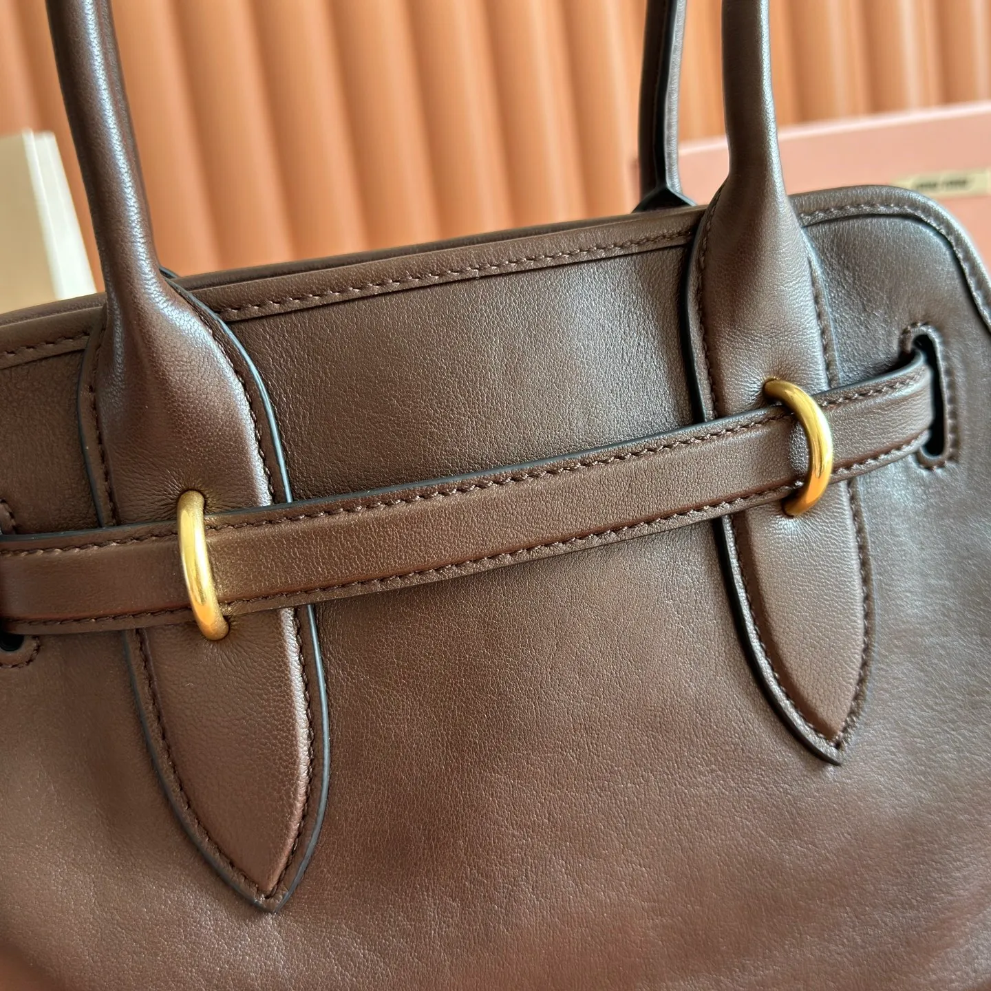 p1700💋💋💋【Configured with full counter packaging】Aventure bags show simple and casual charm. Reinterpreting classic lines, this soft Nappa variant displays a versatile and practical attitude, enhanced by refined and exclusive details. The adventure nappa leather handbag is inspired by the MIU archive design. The structure has been adjusted to make it lighter and has a new personality. It is decorated with an embossed letter logo to add a signature element. Antique gold hardware, linen blend lining, zipper pocket and patch pocket, long wrist suitable for use as a handbag or shoulder, 5ba292 size 22X 30X10cm