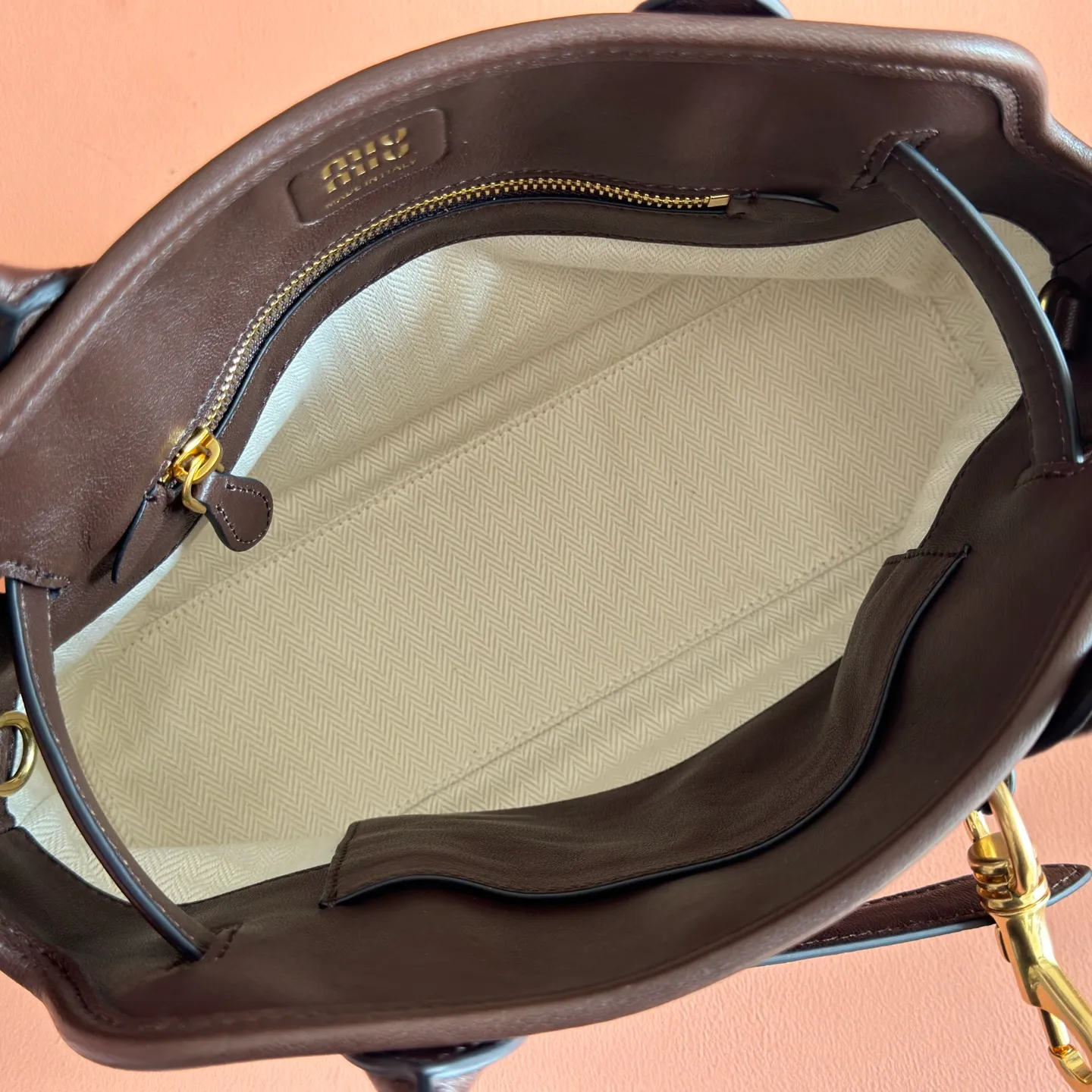 p1700💋💋💋【Configured with full counter packaging】Aventure bags show simple and casual charm. Reinterpreting classic lines, this soft Nappa variant displays a versatile and practical attitude, enhanced by refined and exclusive details. The adventure nappa leather handbag is inspired by the MIU archive design. The structure has been adjusted to make it lighter and has a new personality. It is decorated with an embossed letter logo to add a signature element. Antique gold hardware, linen blend lining, zipper pocket and patch pocket, long wrist suitable for use as a handbag or shoulder, 5ba292 size 22X 30X10cm