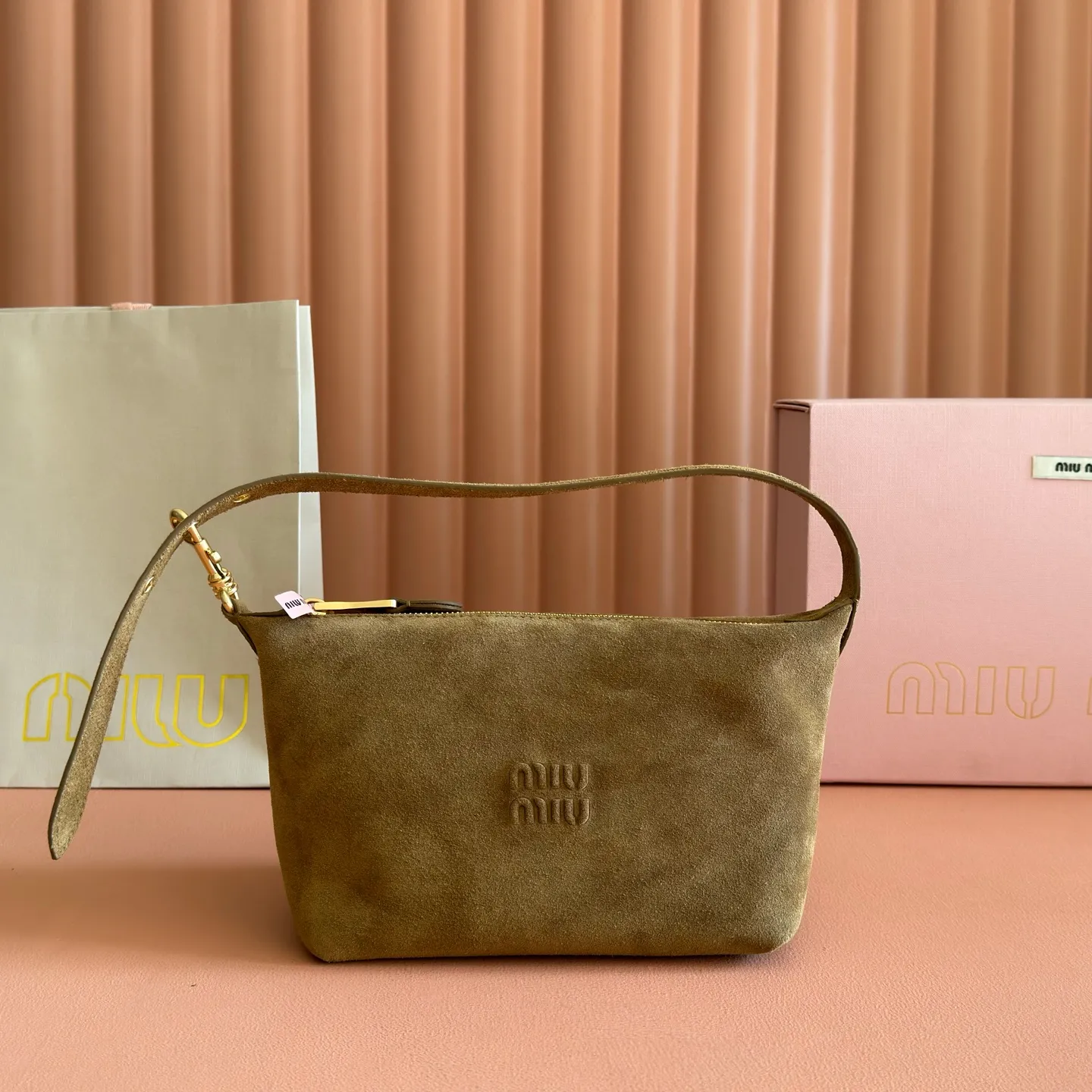p1160💋💋💋【Full set of packaging at the counter】5NE841, new lunch box bag, frosted front with iconic Miu logo, cotton lining, ultra-light, large capacity, looks good with any combination, suitable for all seasons, size: bottom length 19cm, opening width 25.5cm, height 14cm, bottom width 10cm