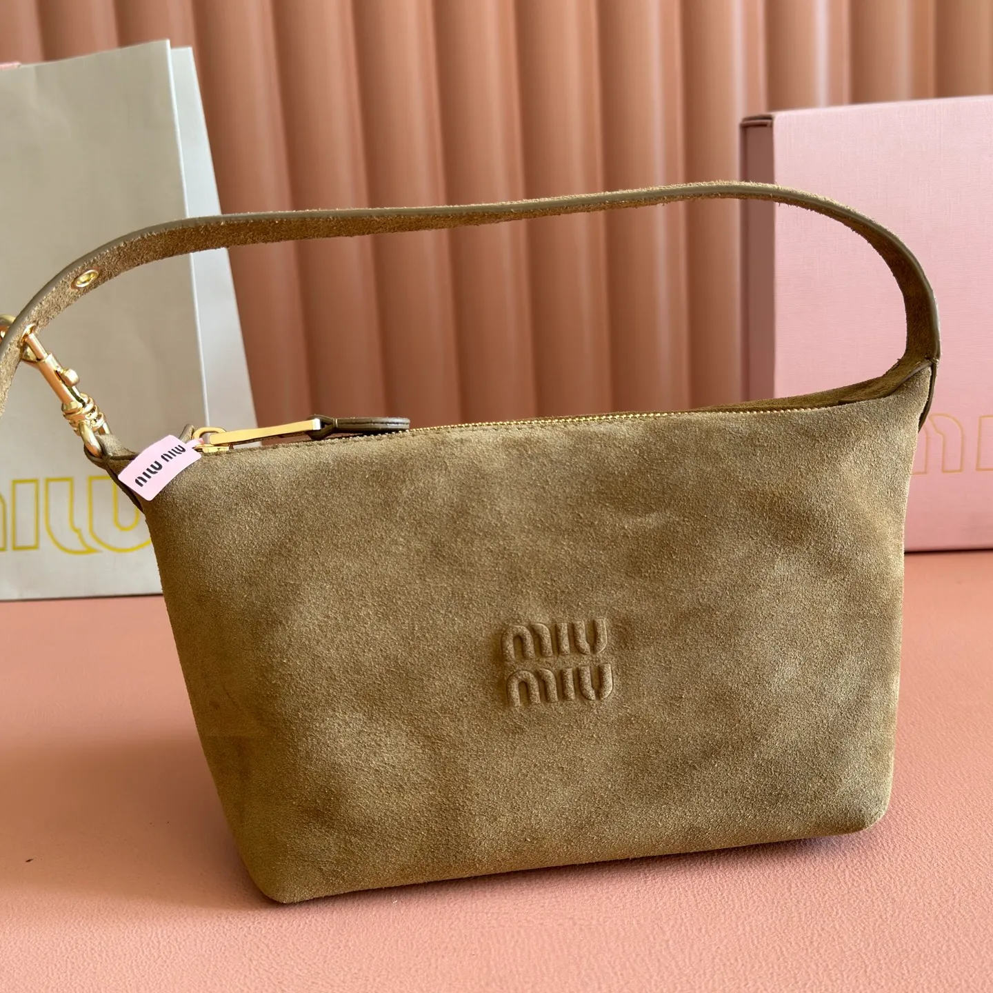 p1160💋💋💋【Full set of packaging at the counter】5NE841, new lunch box bag, frosted front with iconic Miu logo, cotton lining, ultra-light, large capacity, looks good with any combination, suitable for all seasons, size: bottom length 19cm, opening width 25.5cm, height 14cm, bottom width 10cm