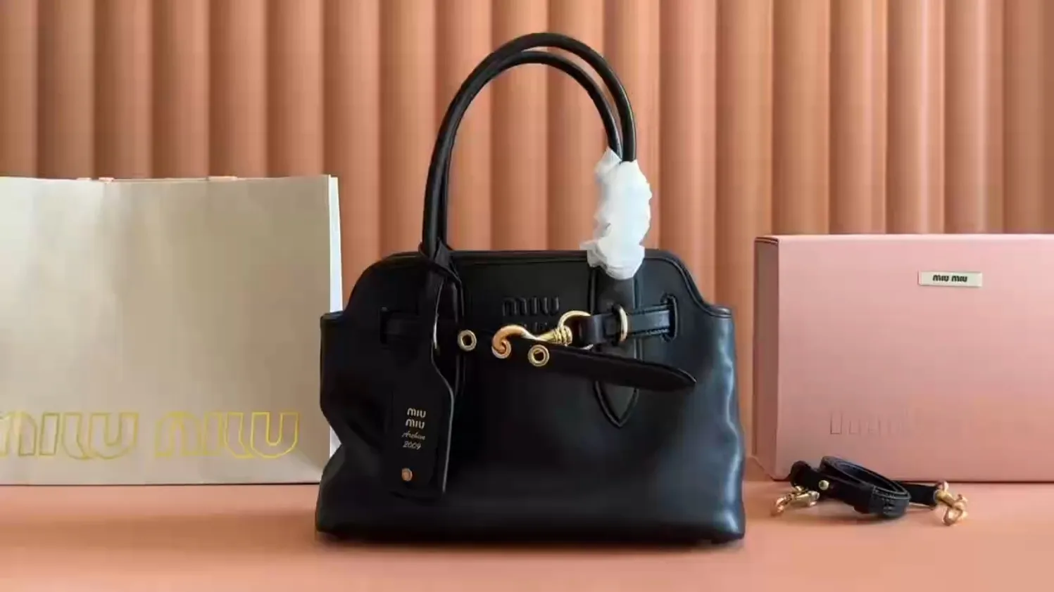 p1700💋💋💋【Configured with full counter packaging】Aventure bags show simple and casual charm. Reinterpreting classic lines, this soft Nappa variant displays a versatile and practical attitude, enhanced by refined and exclusive details. The adventure nappa leather handbag is inspired by the MIU archive design. The structure has been adjusted to make it lighter and has a new personality. It is decorated with an embossed letter logo to add a signature element. Antique gold hardware, linen blend lining, zipper pocket and patch pocket, long wrist suitable for use as a handbag or shoulder, 5ba292 size 22X 30X10cm