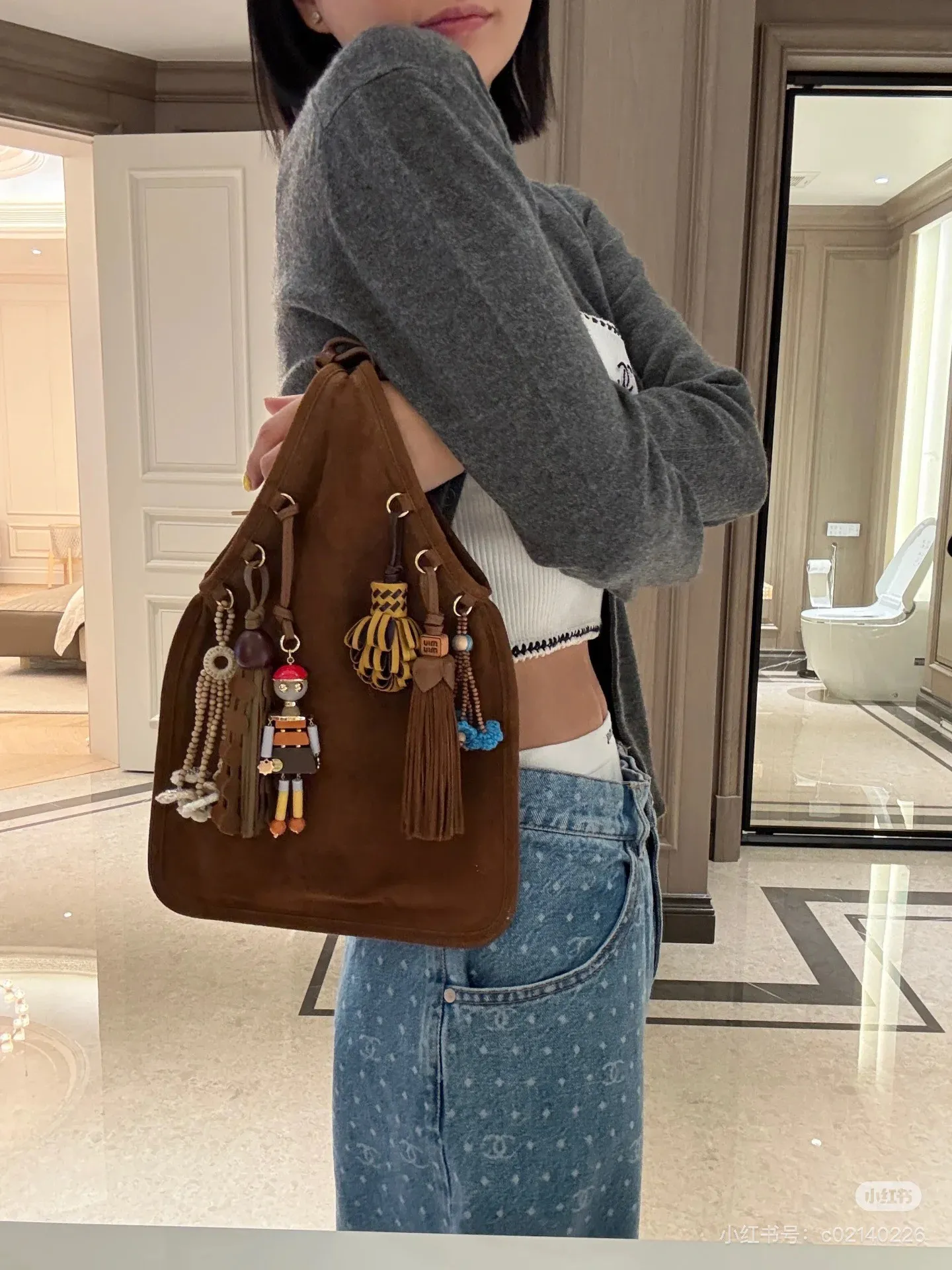 p1640💋💋💋【Full set of packaging at the counter, premium hardware and original leather】Suede sheepskin tassel handbag ~ miu design is interpreted from the perspective of lifestyle, presenting creative items, soft suede leather, enriching unique and accessories combinations through pendants, creating exclusive summer style in minutes. Super Q miu can always come up with new tricks, very porridge! The bag's vintage inspiration is enhanced by soft suede leather, enriched with unique accessories and embellishments via tassels and front loops. Size: W24×H37cm No.: 5BA295Miu 25ss limited show suede pendant bag