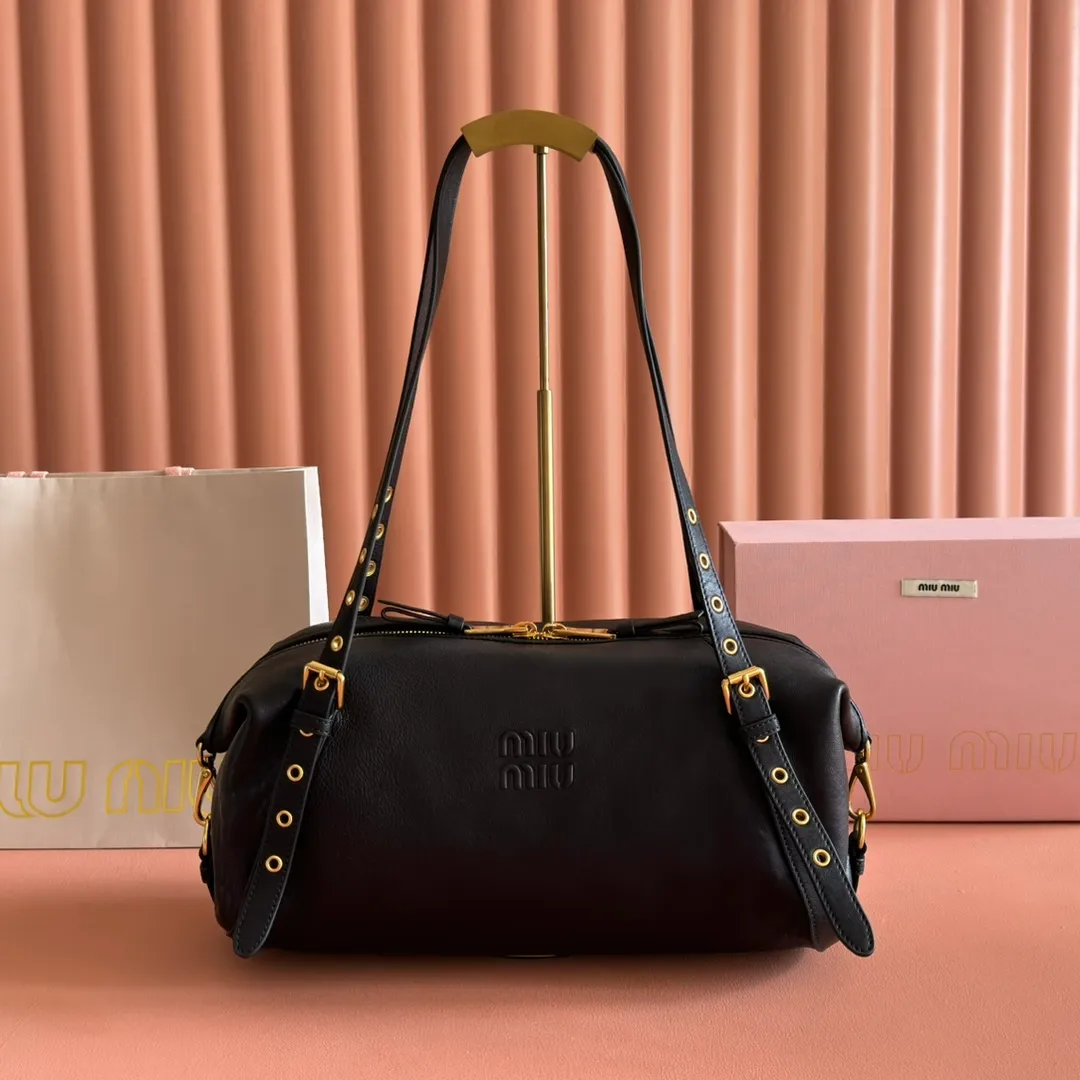 p1700💋💋💋【Configured with full counter package】Miu 25ss 5BC190 show model hits the street. Breaking the past leather, wrinkled sheepskin, super soft and waxy to the touch, ultra-light weight, almost weightless, adjustable shoulder straps, large capacity, double zipper, multiple shapes🉑changes, the whole bag is lazy and fashionable. Size 40-20-15