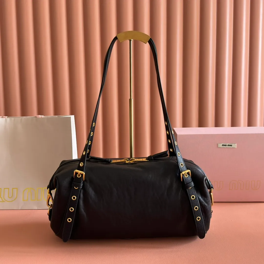 p1700💋💋💋【Configured with full counter package】Miu 25ss 5BC190 show model hits the street. Breaking the past leather, wrinkled sheepskin, super soft and waxy to the touch, ultra-light weight, almost weightless, adjustable shoulder straps, large capacity, double zipper, multiple shapes🉑changes, the whole bag is lazy and fashionable. Size 40-20-15
