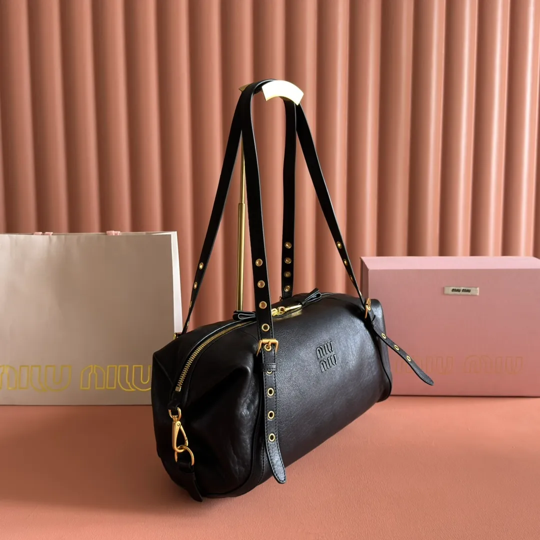p1700💋💋💋【Configured with full counter package】Miu 25ss 5BC190 show model hits the street. Breaking the past leather, wrinkled sheepskin, super soft and waxy to the touch, ultra-light weight, almost weightless, adjustable shoulder straps, large capacity, double zipper, multiple shapes🉑changes, the whole bag is lazy and fashionable. Size 40-20-15