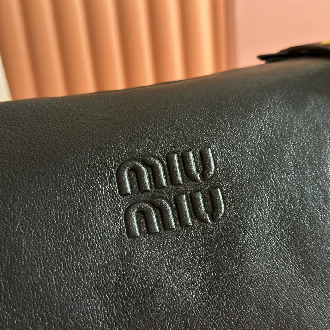 p1700💋💋💋【Configured with full counter package】Miu 25ss 5BC190 show model hits the street. Breaking the past leather, wrinkled sheepskin, super soft and waxy to the touch, ultra-light weight, almost weightless, adjustable shoulder straps, large capacity, double zipper, multiple shapes🉑changes, the whole bag is lazy and fashionable. Size 40-20-15