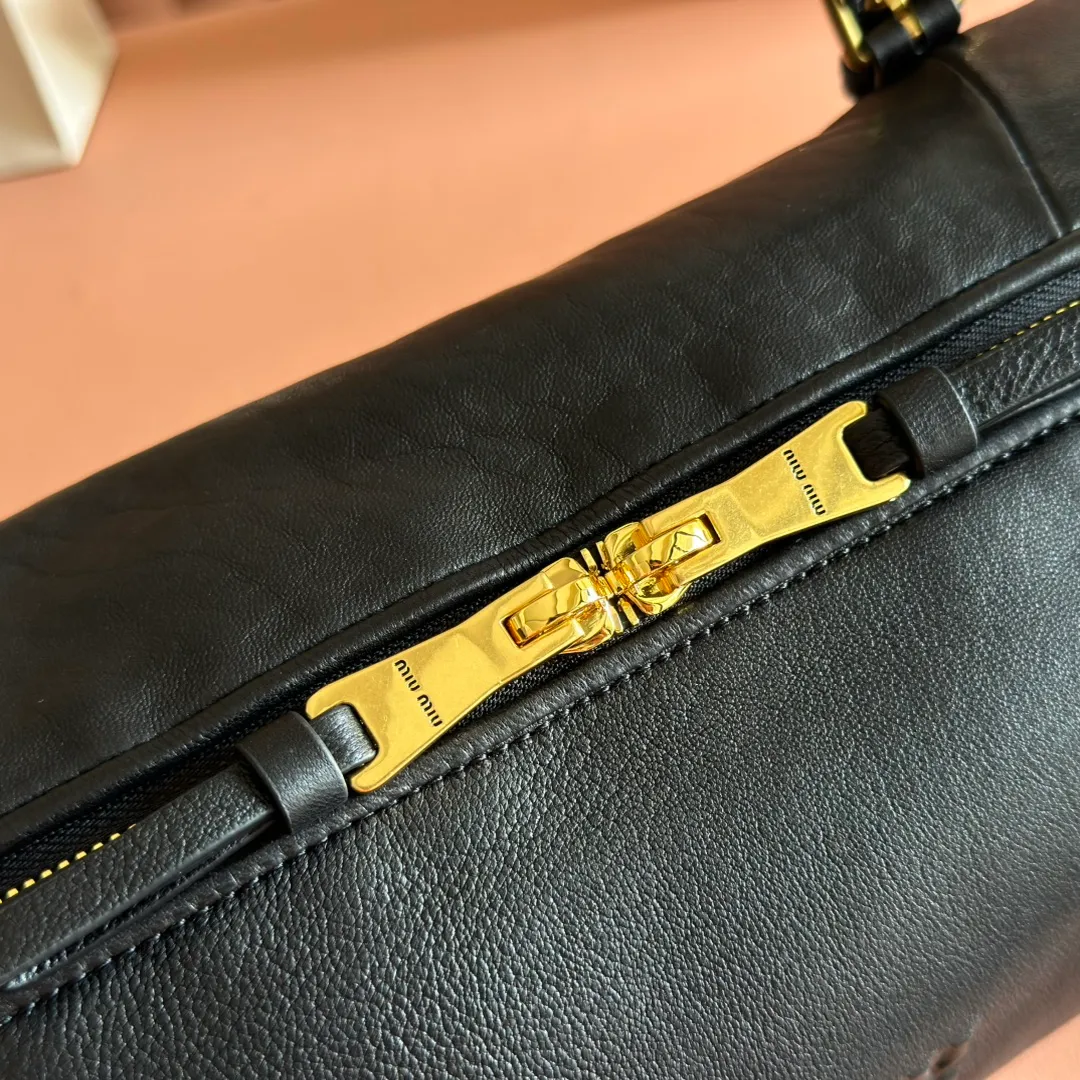 p1700💋💋💋【Configured with full counter package】Miu 25ss 5BC190 show model hits the street. Breaking the past leather, wrinkled sheepskin, super soft and waxy to the touch, ultra-light weight, almost weightless, adjustable shoulder straps, large capacity, double zipper, multiple shapes🉑changes, the whole bag is lazy and fashionable. Size 40-20-15
