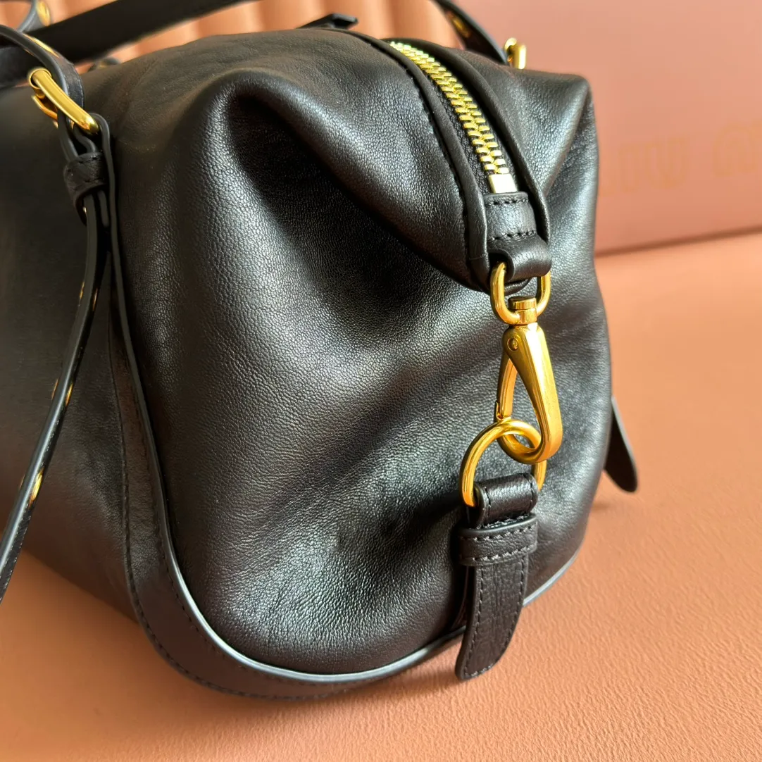 p1700💋💋💋【Configured with full counter package】Miu 25ss 5BC190 show model hits the street. Breaking the past leather, wrinkled sheepskin, super soft and waxy to the touch, ultra-light weight, almost weightless, adjustable shoulder straps, large capacity, double zipper, multiple shapes🉑changes, the whole bag is lazy and fashionable. Size 40-20-15