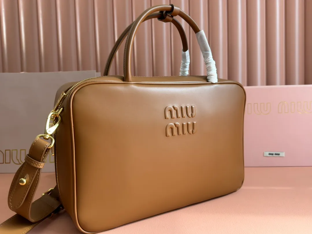 p2000. MIU new product [Original leather with counter packaging] Beau cow leather second generation handbag/with shoulder strap ~ Cognac color [New version briefcase] 5bb117 This Beau handbag is made of soft and smooth cow leather, with exquisite details such as gold-plated hardware and accessories, and the embossed letter logo highlights the classic style. Size:W34×H23×D10cm