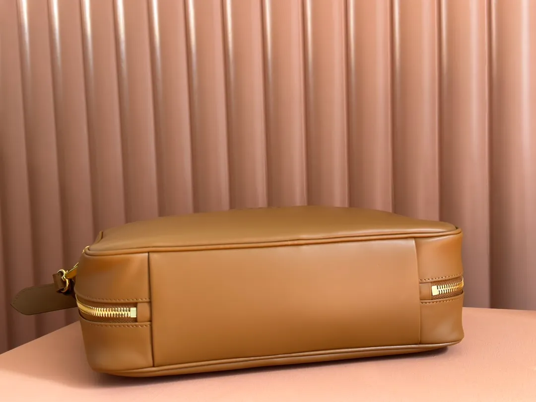 p2000. MIU new product [Original leather with counter packaging] Beau cow leather second generation handbag/with shoulder strap ~ Cognac color [New version briefcase] 5bb117 This Beau handbag is made of soft and smooth cow leather, with exquisite details such as gold-plated hardware and accessories, and the embossed letter logo highlights the classic style. Size:W34×H23×D10cm