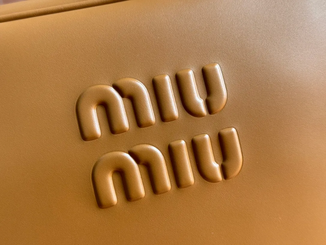 p2000. MIU new product [Original leather with counter packaging] Beau cow leather second generation handbag/with shoulder strap ~ Cognac color [New version briefcase] 5bb117 This Beau handbag is made of soft and smooth cow leather, with exquisite details such as gold-plated hardware and accessories, and the embossed letter logo highlights the classic style. Size:W34×H23×D10cm