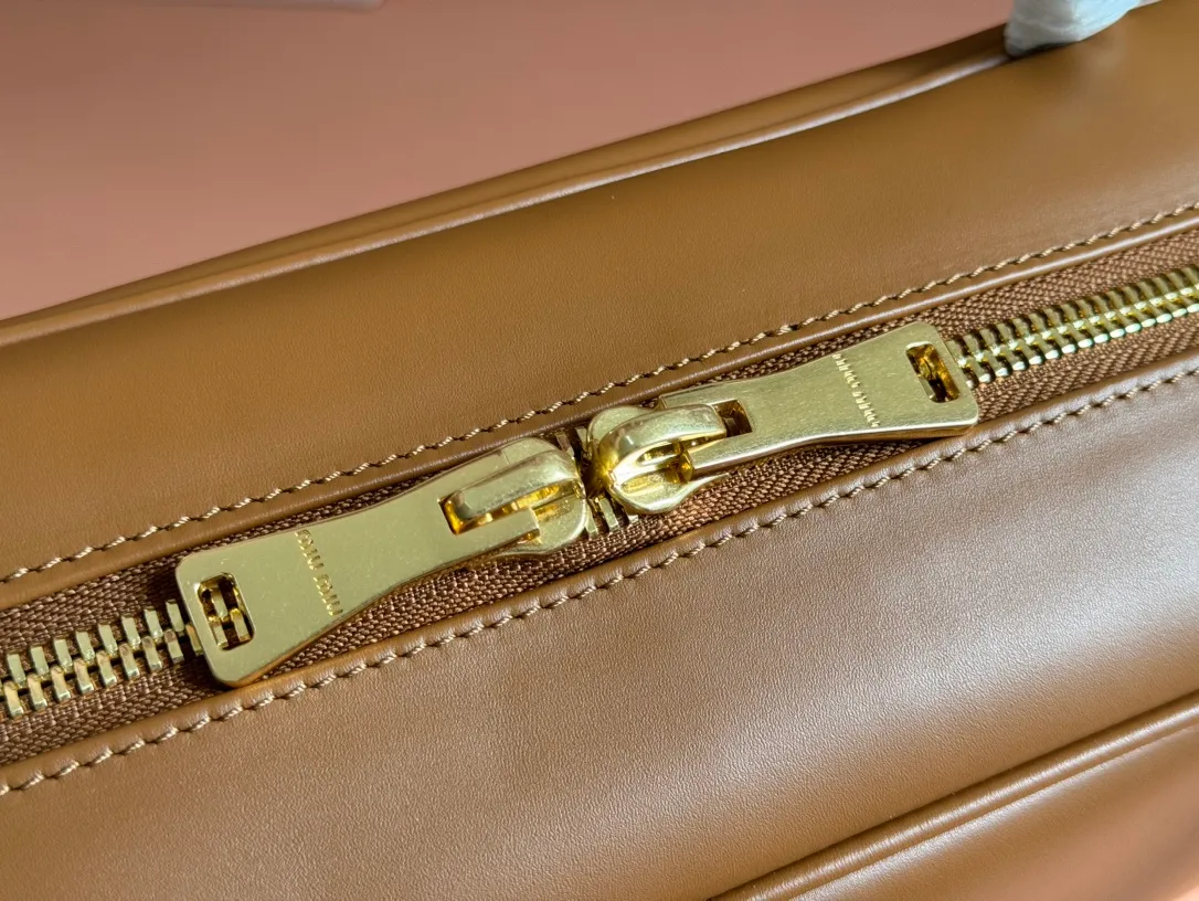 p2000. MIU new product [Original leather with counter packaging] Beau cow leather second generation handbag/with shoulder strap ~ Cognac color [New version briefcase] 5bb117 This Beau handbag is made of soft and smooth cow leather, with exquisite details such as gold-plated hardware and accessories, and the embossed letter logo highlights the classic style. Size:W34×H23×D10cm