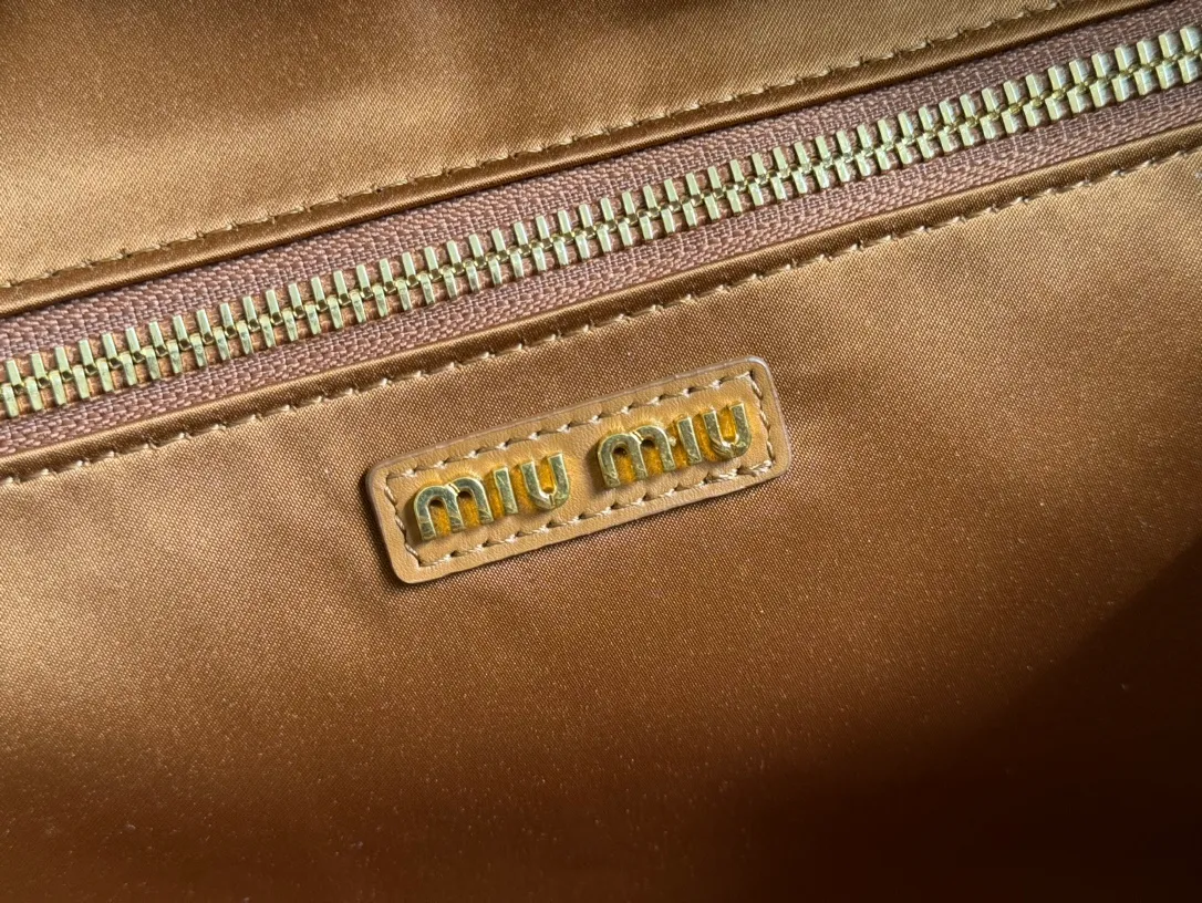 p2000. MIU new product [Original leather with counter packaging] Beau cow leather second generation handbag/with shoulder strap ~ Cognac color [New version briefcase] 5bb117 This Beau handbag is made of soft and smooth cow leather, with exquisite details such as gold-plated hardware and accessories, and the embossed letter logo highlights the classic style. Size:W34×H23×D10cm