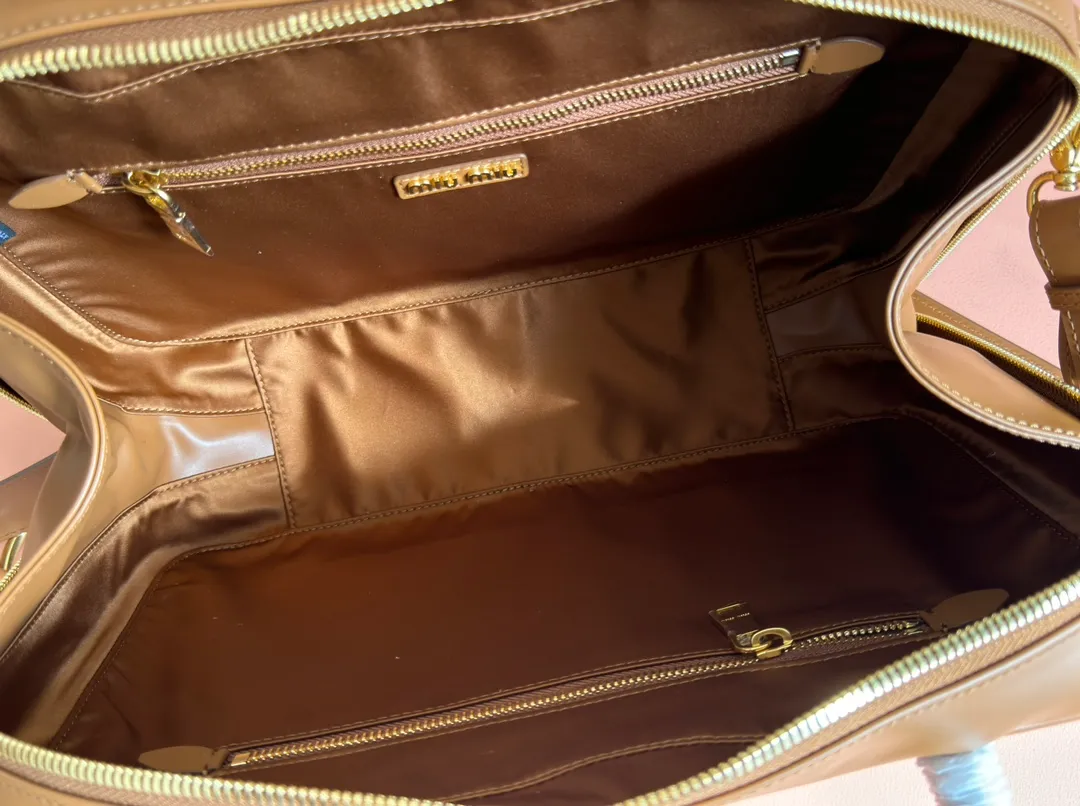 p2000. MIU new product [Original leather with counter packaging] Beau cow leather second generation handbag/with shoulder strap ~ Cognac color [New version briefcase] 5bb117 This Beau handbag is made of soft and smooth cow leather, with exquisite details such as gold-plated hardware and accessories, and the embossed letter logo highlights the classic style. Size:W34×H23×D10cm