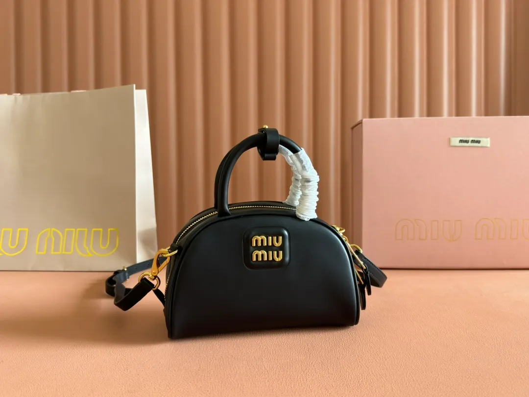 p1400💋💋💋 Equipped with a full set of packaging at the counter [Special Grade Hardware Original Leather] Cow Leather Handbag/Crossbody Bag ~ This design reinterprets the classic handbag, with a modern style that is elegant and versatile. Made from soft leather and crafted with exquisite craftsmanship. The letter logo adds unique classic style and recognition. Size: W18×H11.5×D8cm No.: _5BP170