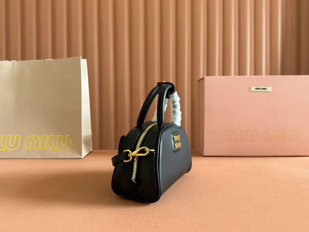 p1400💋💋💋 Equipped with a full set of packaging at the counter [Special Grade Hardware Original Leather] Cow Leather Handbag/Crossbody Bag ~ This design reinterprets the classic handbag, with a modern style that is elegant and versatile. Made from soft leather and crafted with exquisite craftsmanship. The letter logo adds unique classic style and recognition. Size: W18×H11.5×D8cm No.: _5BP170