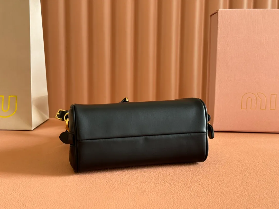 p1400💋💋💋 Equipped with a full set of packaging at the counter [Special Grade Hardware Original Leather] Cow Leather Handbag/Crossbody Bag ~ This design reinterprets the classic handbag, with a modern style that is elegant and versatile. Made from soft leather and crafted with exquisite craftsmanship. The letter logo adds unique classic style and recognition. Size: W18×H11.5×D8cm No.: _5BP170