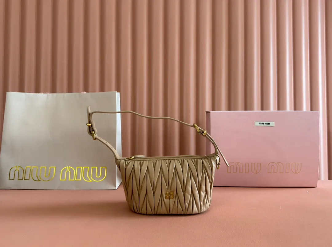 💋💋💋【Full set of packaging at the counter】Matelassé Nappa sheep leather pouch 5NE026_