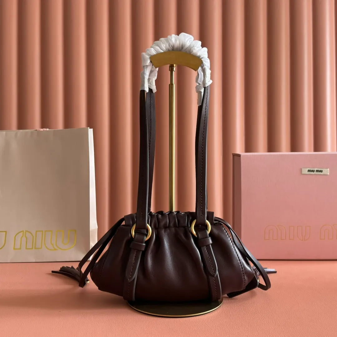 p1400💋💋💋【Full set of packaging at the counter】25 new JIOE medieval armpit dumpling bags, brand new sheepskin, with steel aged metal hardware, high-end and elegant texture, the bag mouth is designed with a drawstring girdle, the fine ruffled lace is three-dimensional and playful, high-end yet lazy and casual, the unique design looks good on anyone who uses it Model: 5BP178 Size: 22*7*15