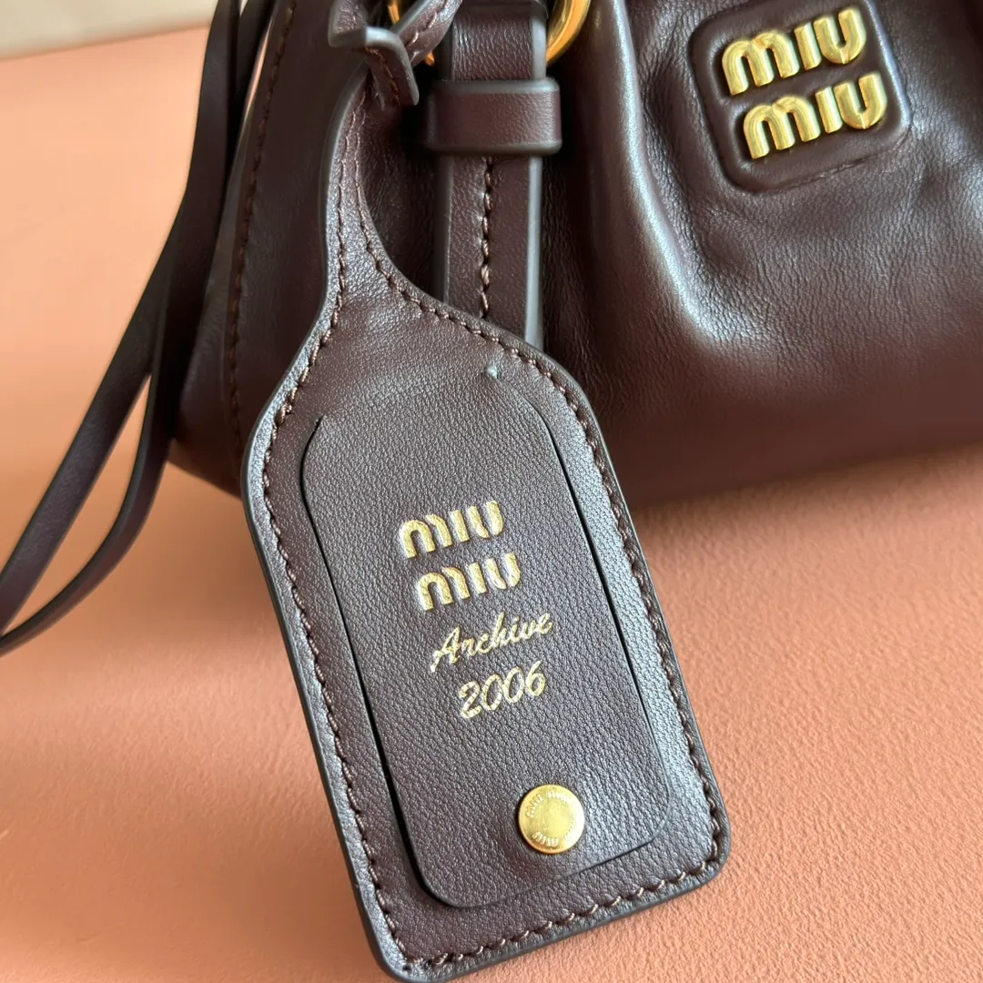 p1400💋💋💋【Full set of packaging at the counter】25 new JIOE medieval armpit dumpling bags, brand new sheepskin, with steel aged metal hardware, high-end and elegant texture, the bag mouth is designed with a drawstring girdle, the fine ruffled lace is three-dimensional and playful, high-end yet lazy and casual, the unique design looks good on anyone who uses it Model: 5BP178 Size: 22*7*15