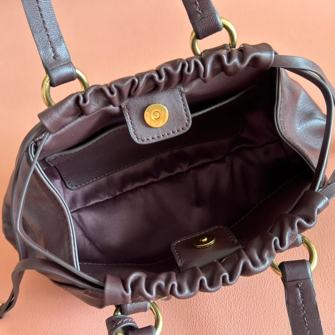 p1400💋💋💋【Full set of packaging at the counter】25 new JIOE medieval armpit dumpling bags, brand new sheepskin, with steel aged metal hardware, high-end and elegant texture, the bag mouth is designed with a drawstring girdle, the fine ruffled lace is three-dimensional and playful, high-end yet lazy and casual, the unique design looks good on anyone who uses it Model: 5BP178 Size: 22*7*15