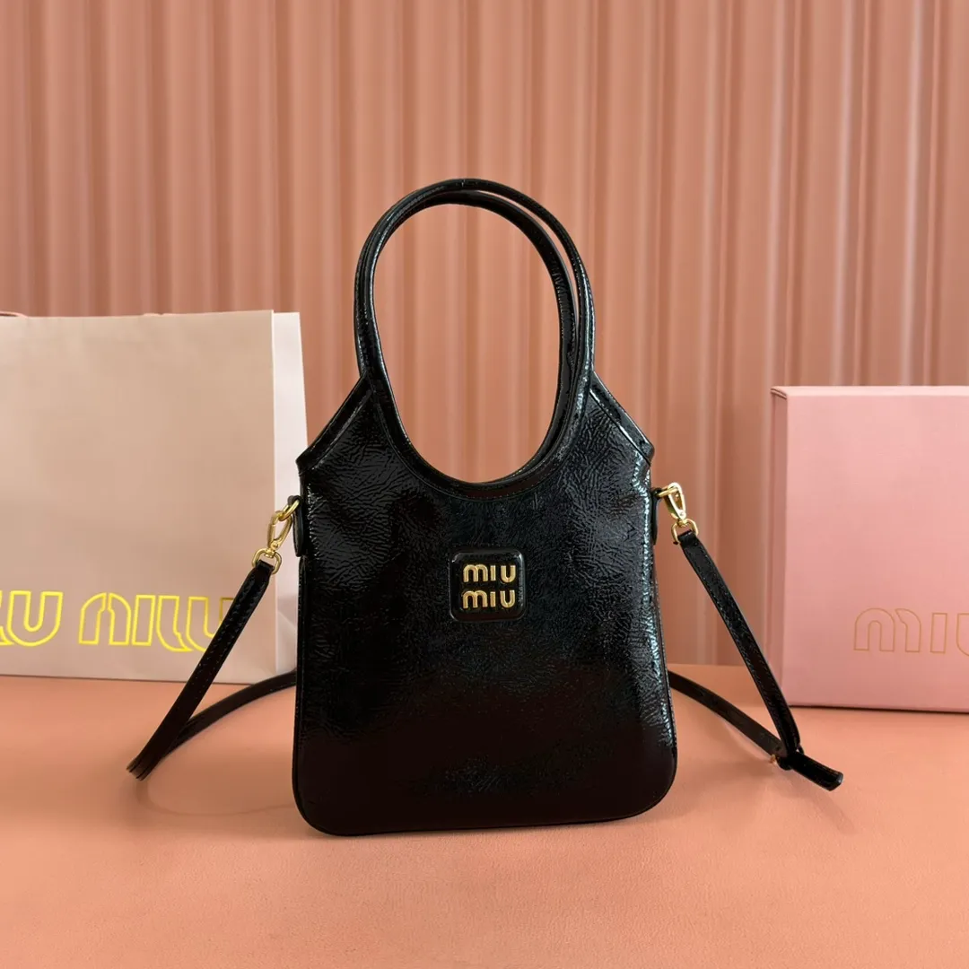 p1260. 💋💋💋【Full set of packaging at the counter】M's new mini tote bag, the new size is small and cute, highly adaptable, fashionable, chic and versatile, with exquisite details. The classic embossed letter logo adds a unique style and recognition, continuing the Miu retro style, casual and easy. It is equipped with a detachable and adjustable leather long shoulder strap, which can be carried on the shoulder or crossbody for better practicality. Satin lining, with patch pocket. Model: 5BA281. Size: 20cmx24cm. Color: waxed patent leather black/original leather. Made in Italy