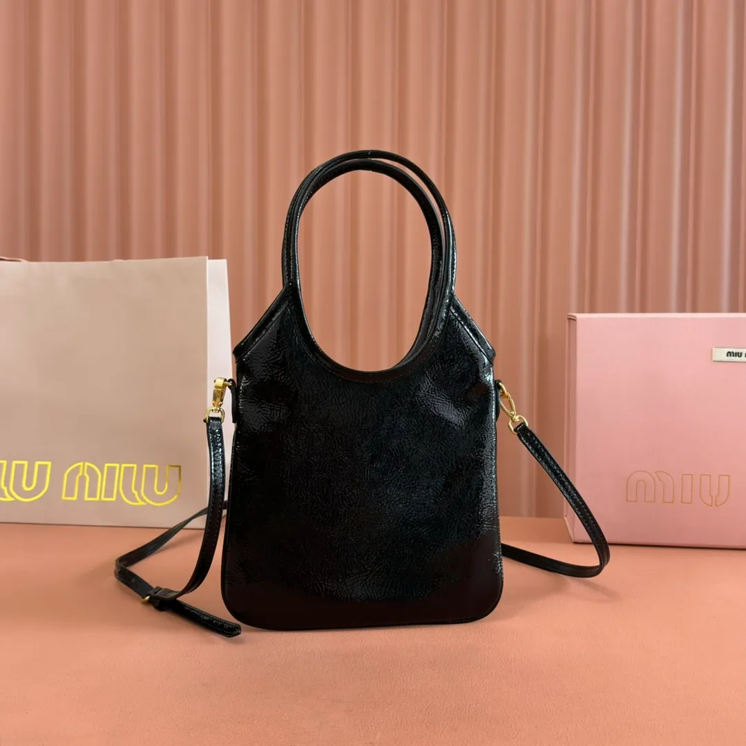 p1260. 💋💋💋【Full set of packaging at the counter】M's new mini tote bag, the new size is small and cute, highly adaptable, fashionable, chic and versatile, with exquisite details. The classic embossed letter logo adds a unique style and recognition, continuing the Miu retro style, casual and easy. It is equipped with a detachable and adjustable leather long shoulder strap, which can be carried on the shoulder or crossbody for better practicality. Satin lining, with patch pocket. Model: 5BA281. Size: 20cmx24cm. Color: waxed patent leather black/original leather. Made in Italy
