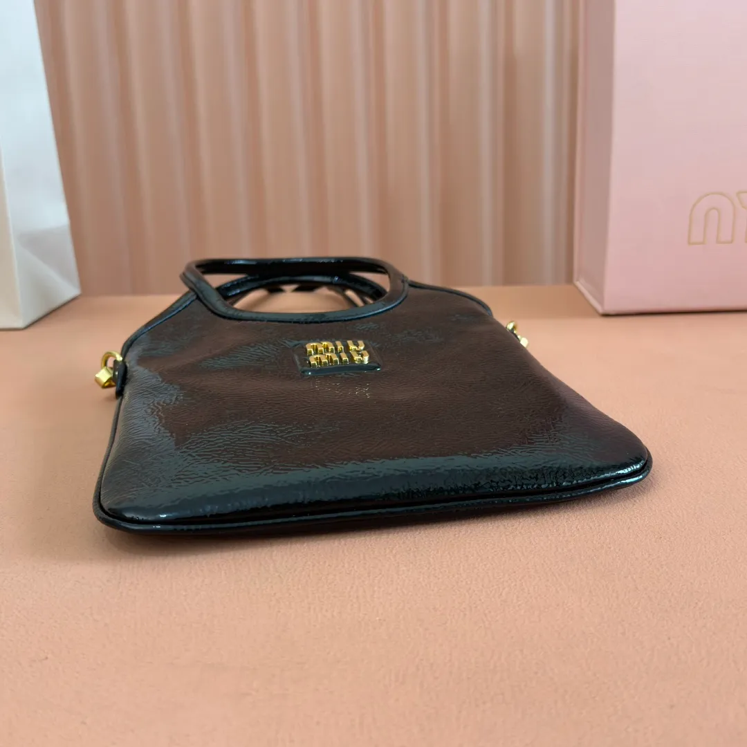p1260. 💋💋💋【Full set of packaging at the counter】M's new mini tote bag, the new size is small and cute, highly adaptable, fashionable, chic and versatile, with exquisite details. The classic embossed letter logo adds a unique style and recognition, continuing the Miu retro style, casual and easy. It is equipped with a detachable and adjustable leather long shoulder strap, which can be carried on the shoulder or crossbody for better practicality. Satin lining, with patch pocket. Model: 5BA281. Size: 20cmx24cm. Color: waxed patent leather black/original leather. Made in Italy