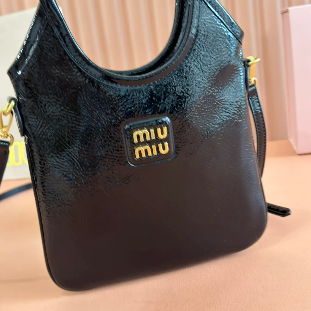 p1260. 💋💋💋【Full set of packaging at the counter】M's new mini tote bag, the new size is small and cute, highly adaptable, fashionable, chic and versatile, with exquisite details. The classic embossed letter logo adds a unique style and recognition, continuing the Miu retro style, casual and easy. It is equipped with a detachable and adjustable leather long shoulder strap, which can be carried on the shoulder or crossbody for better practicality. Satin lining, with patch pocket. Model: 5BA281. Size: 20cmx24cm. Color: waxed patent leather black/original leather. Made in Italy