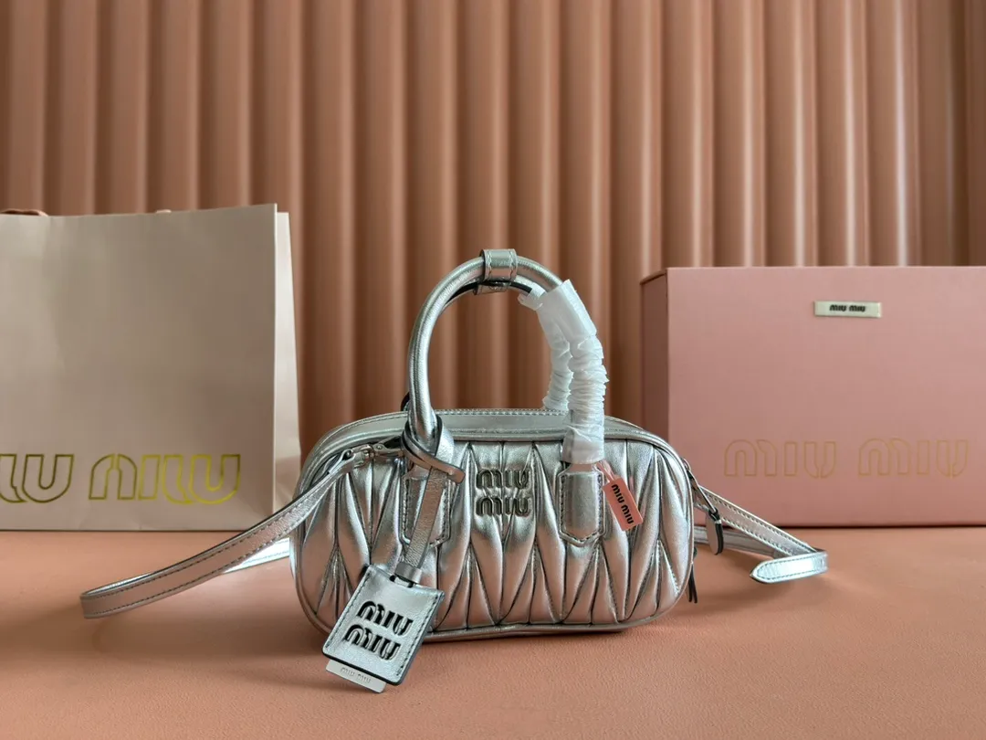 p1640💋💋💋【Equipment with counter full set of packaging, premium hardware and original leather】Arcadie sheepskin mini (19cm) bowling handbag/crossbody bag ~ This Arcadic handbag demonstrates the unique concept that fashion is a tool that reflects reality and translates it into material form. The letter logo that complements the finish of the metal hardware accessories is exquisitely crafted and demonstrates a highly recognizable classic style. Dynamic and elegant lines with adjustable and detachable shoulder straps present a practical and versatile design with modern charm. ～Detachable and adjustable shoulder strap ～Zipper closure ～Painted metal letter logo on front ～Lined patch pocket Size: W19×H10×D5cm Number: _5BP176