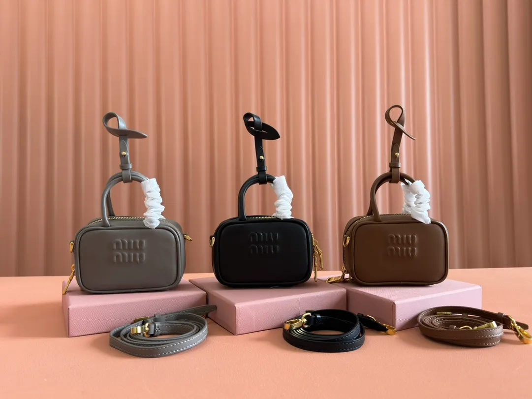 p800💋💋💋【Special grade hardware original leather】Imported cow leather pendant. This pendant can be decorated with other accessories and has a unique style. Decorated with an embossed logo for an added signature touch. - Lace-up closure - Zipper closure - Embossed letter logo - Lined Dimensions: w11×h7×d4cm Number: 5NR036