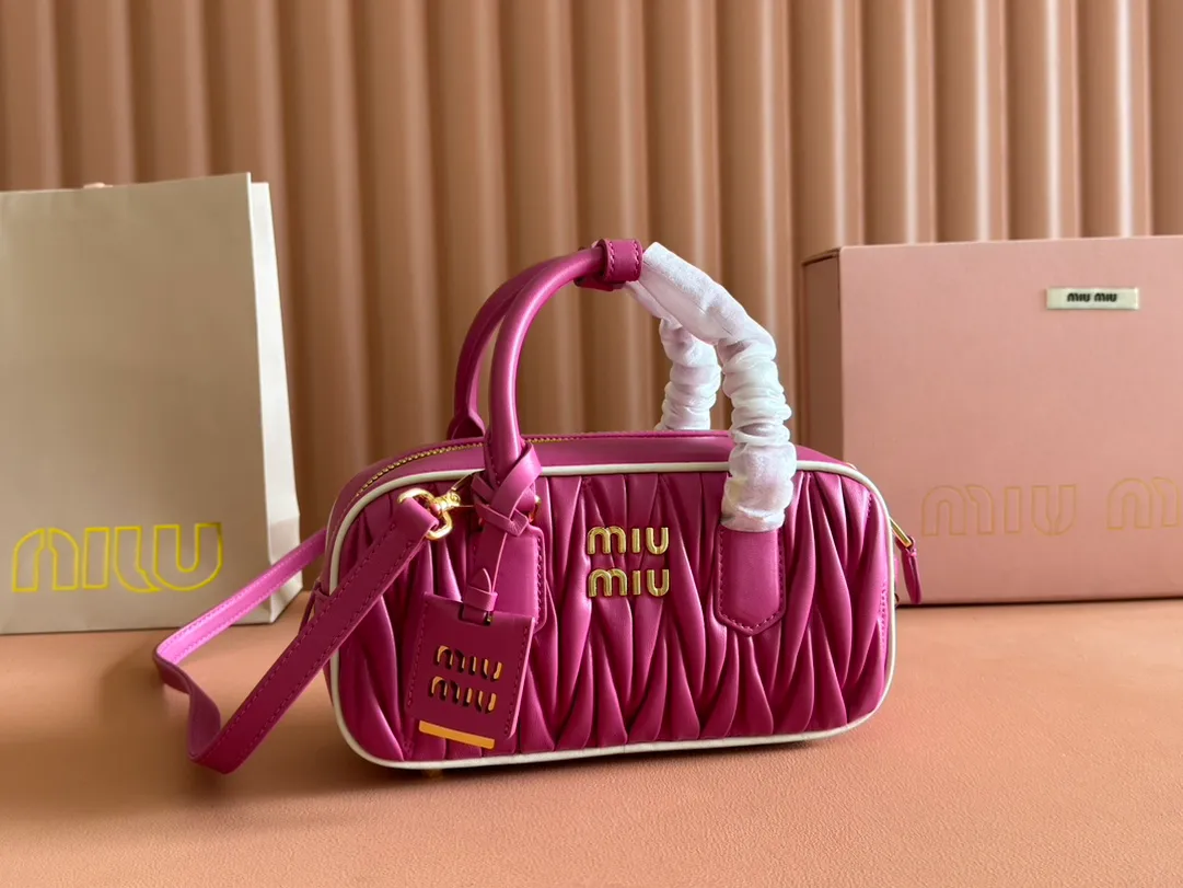 p1700💋💋💋【Configuring full counter package】MIU MIU Miu Miu pleated lambskin Miu Miu women's Arcadia cowhide handbag crossbody bag👝The lightweight padding design makes the handbag look fuller and shows a cosmopolitan style. The letter logo, which echoes the finish of the metal hardware, straddles the line between function and decoration, giving this handbag a unique aesthetic and classic feel. Size: 22✖️10.5✖️7.5cm Style number: 5bb142