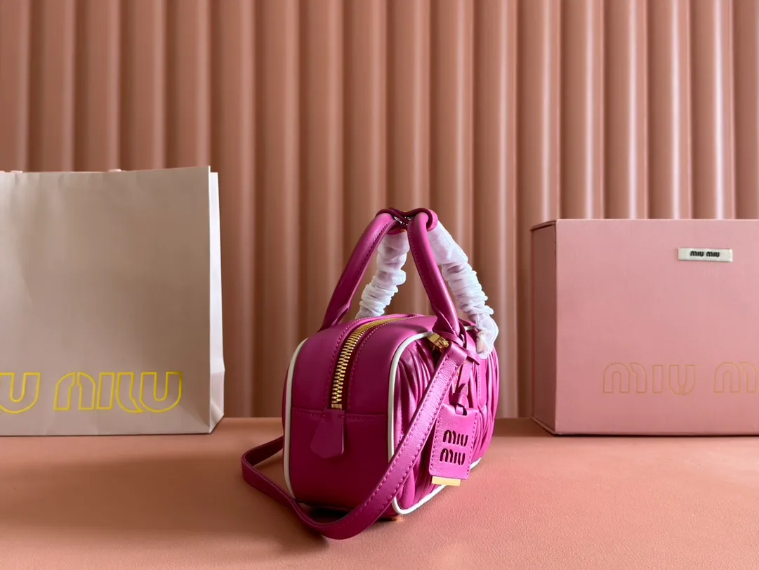 p1700💋💋💋【Configuring full counter package】MIU MIU Miu Miu pleated lambskin Miu Miu women's Arcadia cowhide handbag crossbody bag👝The lightweight padding design makes the handbag look fuller and shows a cosmopolitan style. The letter logo, which echoes the finish of the metal hardware, straddles the line between function and decoration, giving this handbag a unique aesthetic and classic feel. Size: 22✖️10.5✖️7.5cm Style number: 5bb142
