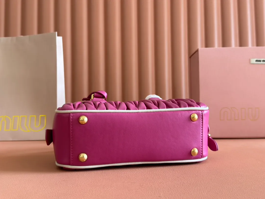 p1700💋💋💋【Configuring full counter package】MIU MIU Miu Miu pleated lambskin Miu Miu women's Arcadia cowhide handbag crossbody bag👝The lightweight padding design makes the handbag look fuller and shows a cosmopolitan style. The letter logo, which echoes the finish of the metal hardware, straddles the line between function and decoration, giving this handbag a unique aesthetic and classic feel. Size: 22✖️10.5✖️7.5cm Style number: 5bb142
