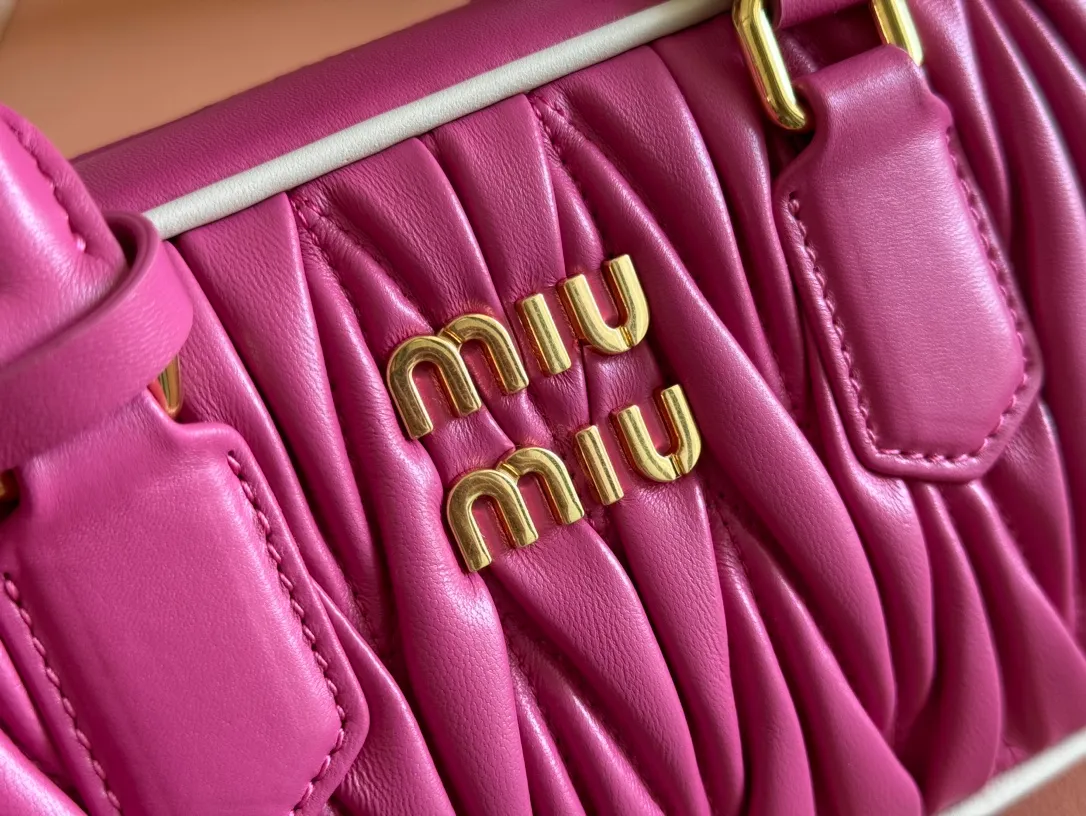 p1700💋💋💋【Configuring full counter package】MIU MIU Miu Miu pleated lambskin Miu Miu women's Arcadia cowhide handbag crossbody bag👝The lightweight padding design makes the handbag look fuller and shows a cosmopolitan style. The letter logo, which echoes the finish of the metal hardware, straddles the line between function and decoration, giving this handbag a unique aesthetic and classic feel. Size: 22✖️10.5✖️7.5cm Style number: 5bb142