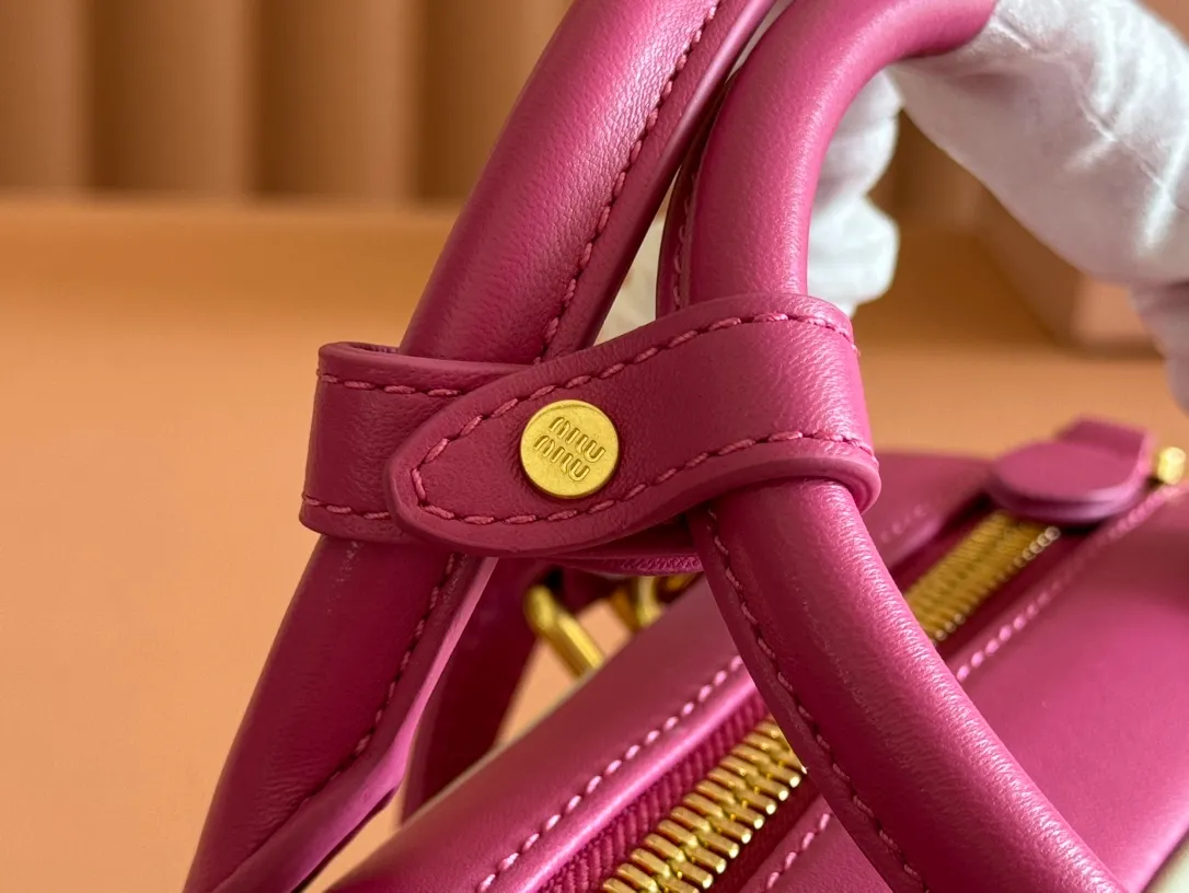 p1700💋💋💋【Configuring full counter package】MIU MIU Miu Miu pleated lambskin Miu Miu women's Arcadia cowhide handbag crossbody bag👝The lightweight padding design makes the handbag look fuller and shows a cosmopolitan style. The letter logo, which echoes the finish of the metal hardware, straddles the line between function and decoration, giving this handbag a unique aesthetic and classic feel. Size: 22✖️10.5✖️7.5cm Style number: 5bb142