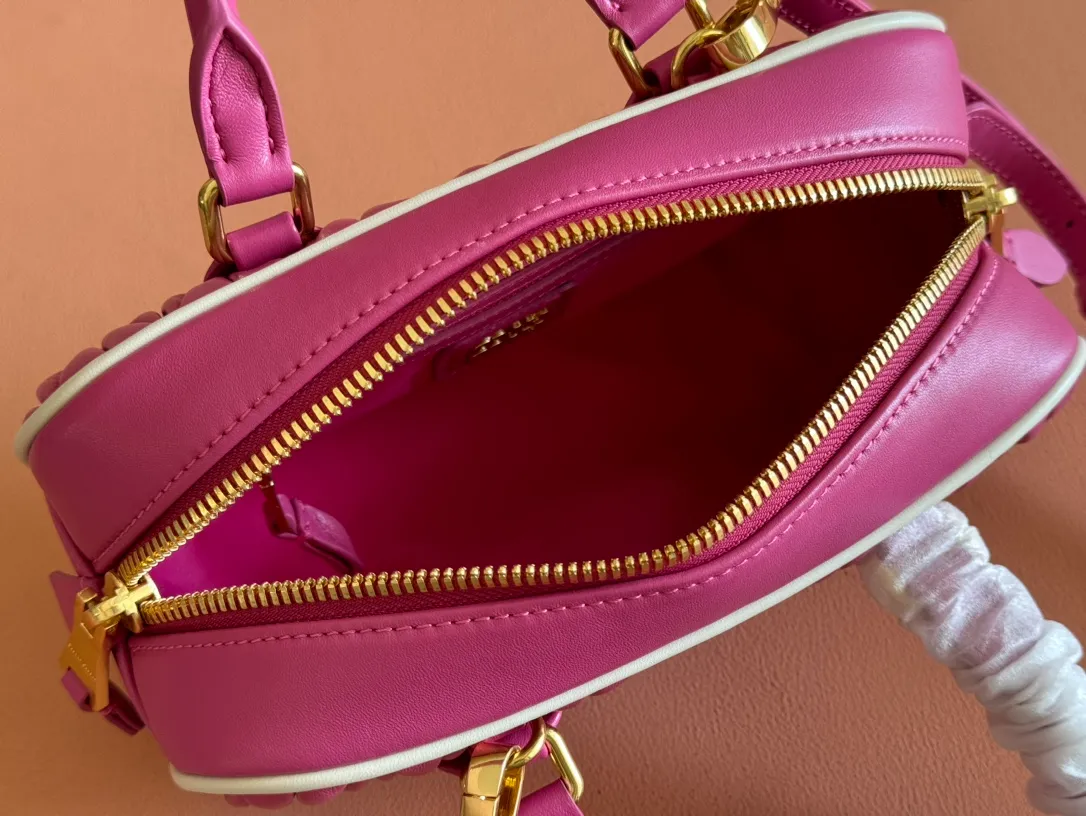 p1700💋💋💋【Configuring full counter package】MIU MIU Miu Miu pleated lambskin Miu Miu women's Arcadia cowhide handbag crossbody bag👝The lightweight padding design makes the handbag look fuller and shows a cosmopolitan style. The letter logo, which echoes the finish of the metal hardware, straddles the line between function and decoration, giving this handbag a unique aesthetic and classic feel. Size: 22✖️10.5✖️7.5cm Style number: 5bb142